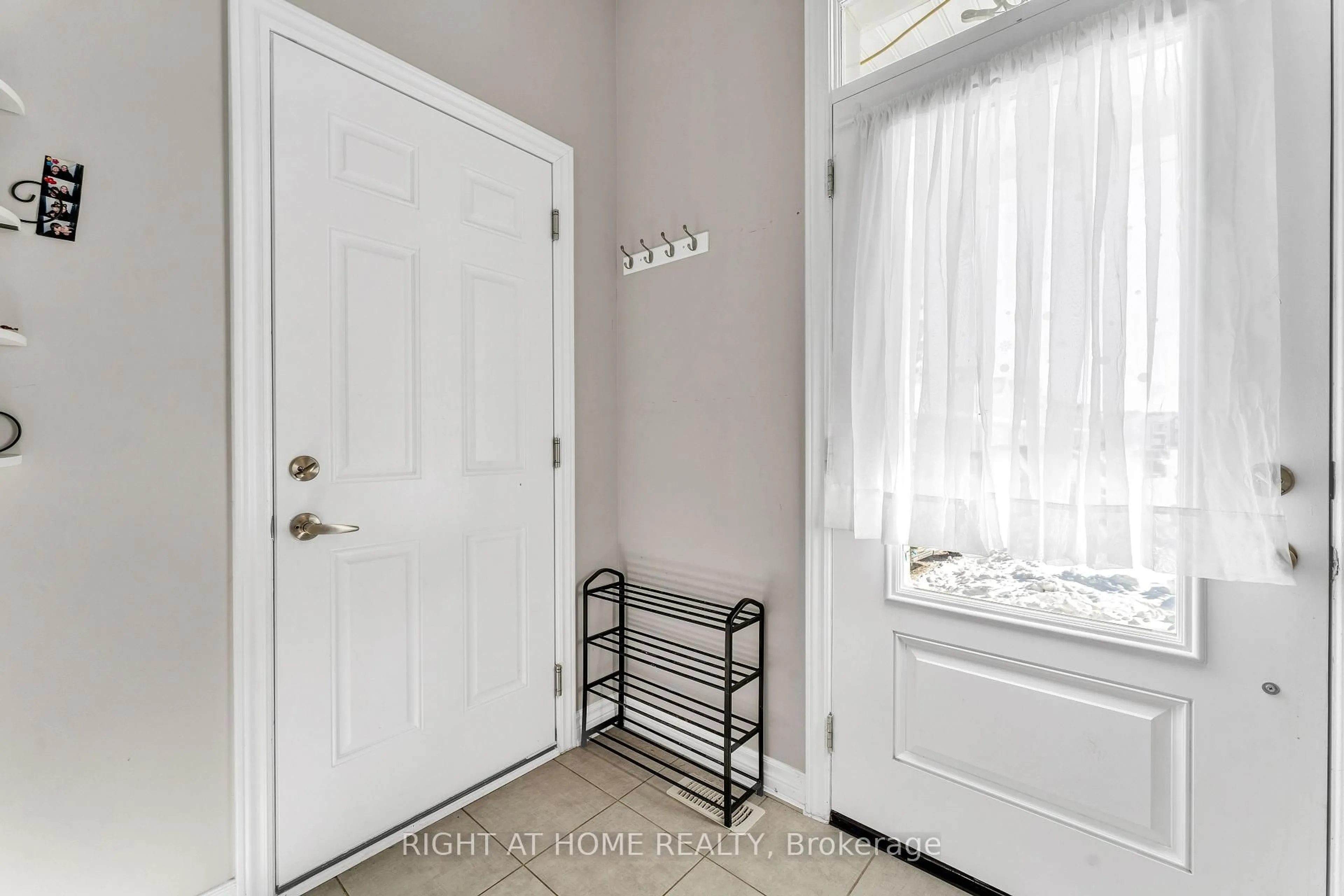 Indoor entryway for 329 Trammel Rd, Richmond Ontario K0A 2Z0