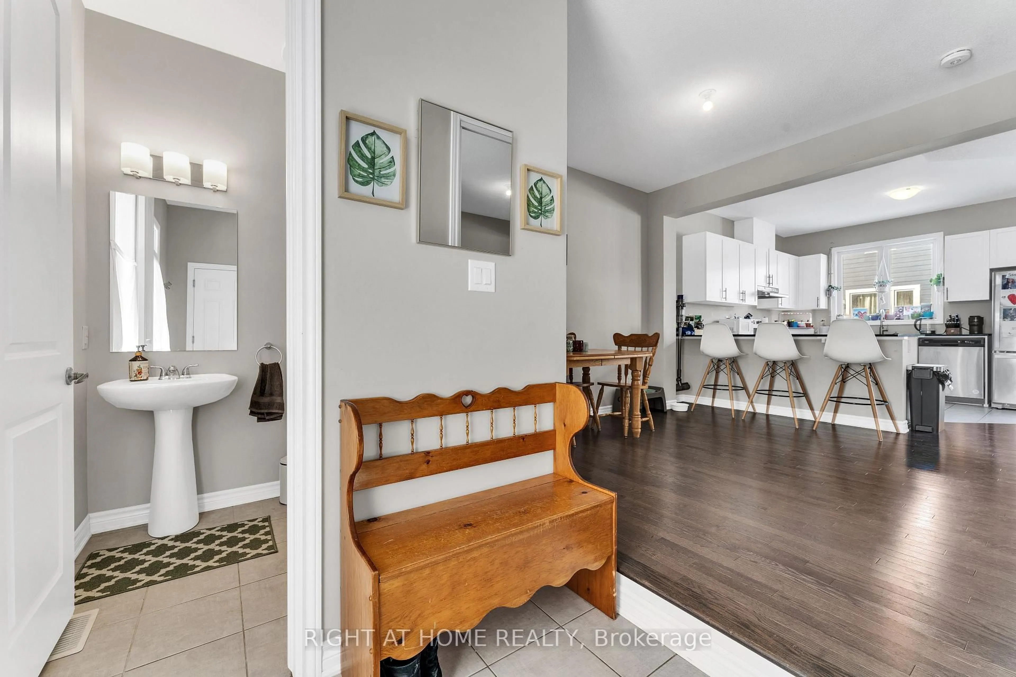 Indoor entryway for 329 Trammel Rd, Richmond Ontario K0A 2Z0