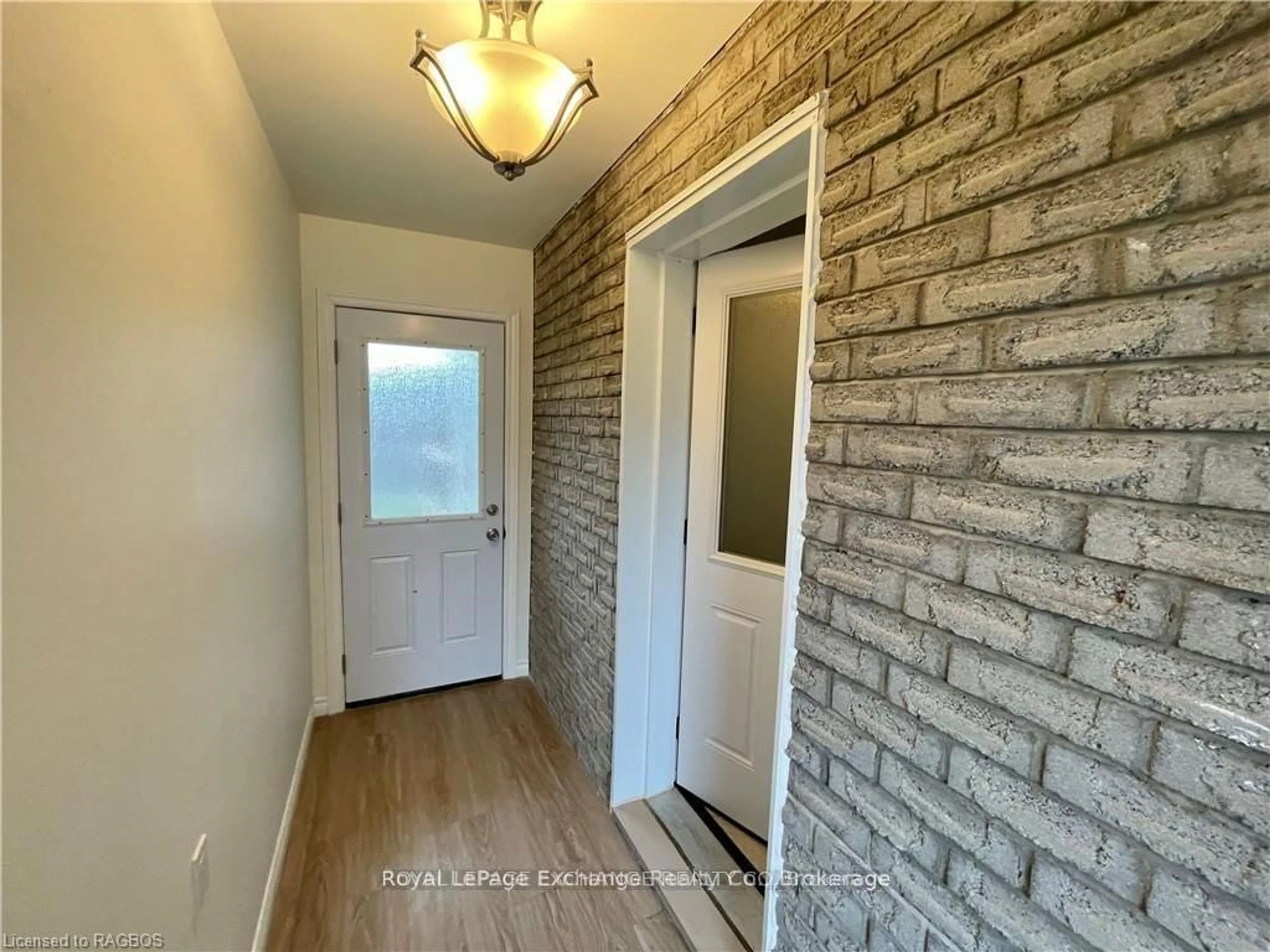 Indoor entryway for 792 Mackendrick Dr, Kincardine Ontario N2Z 3A5
