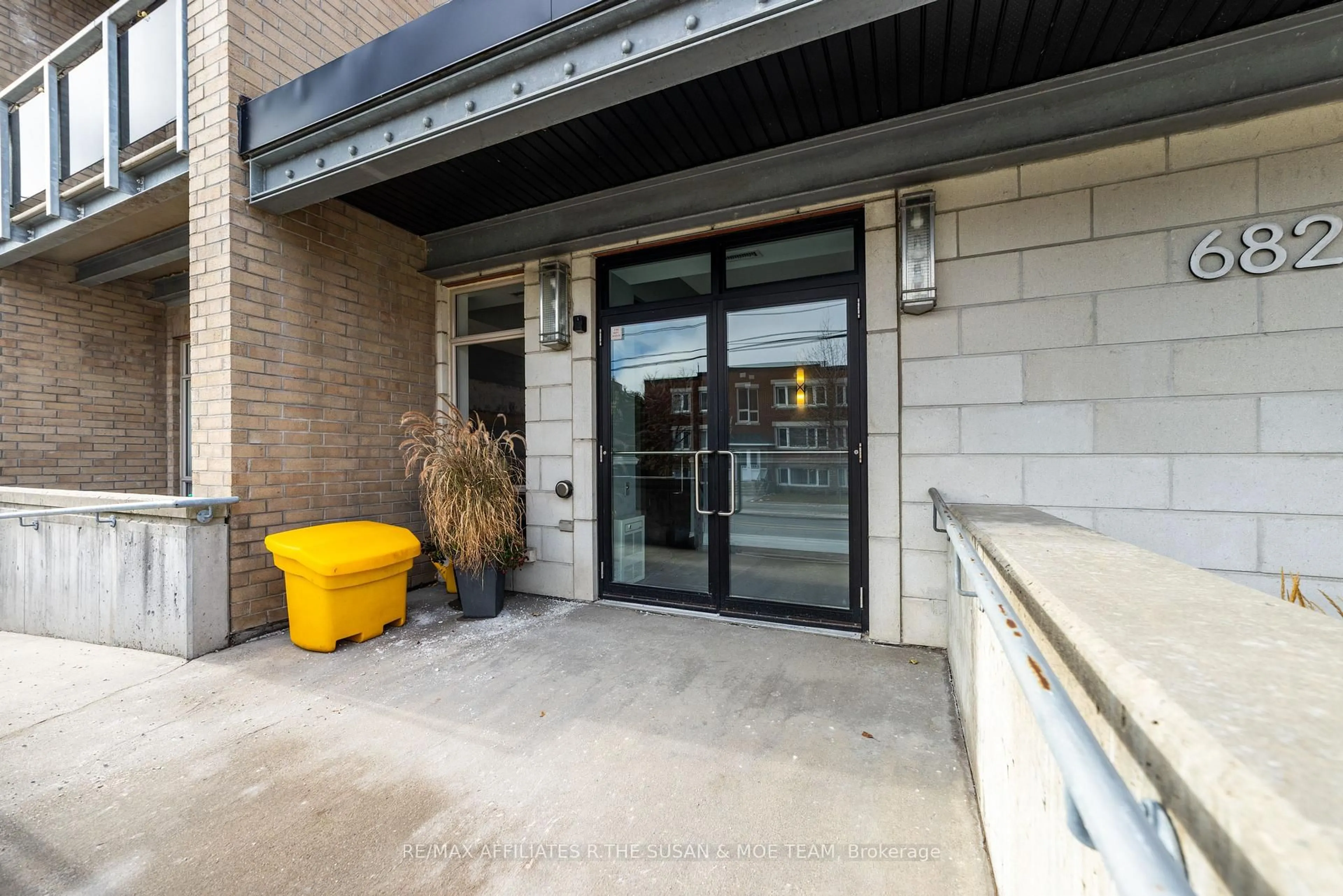 Indoor entryway for 682 Churchill Ave #308, Ottawa Ontario K1Z 5G5