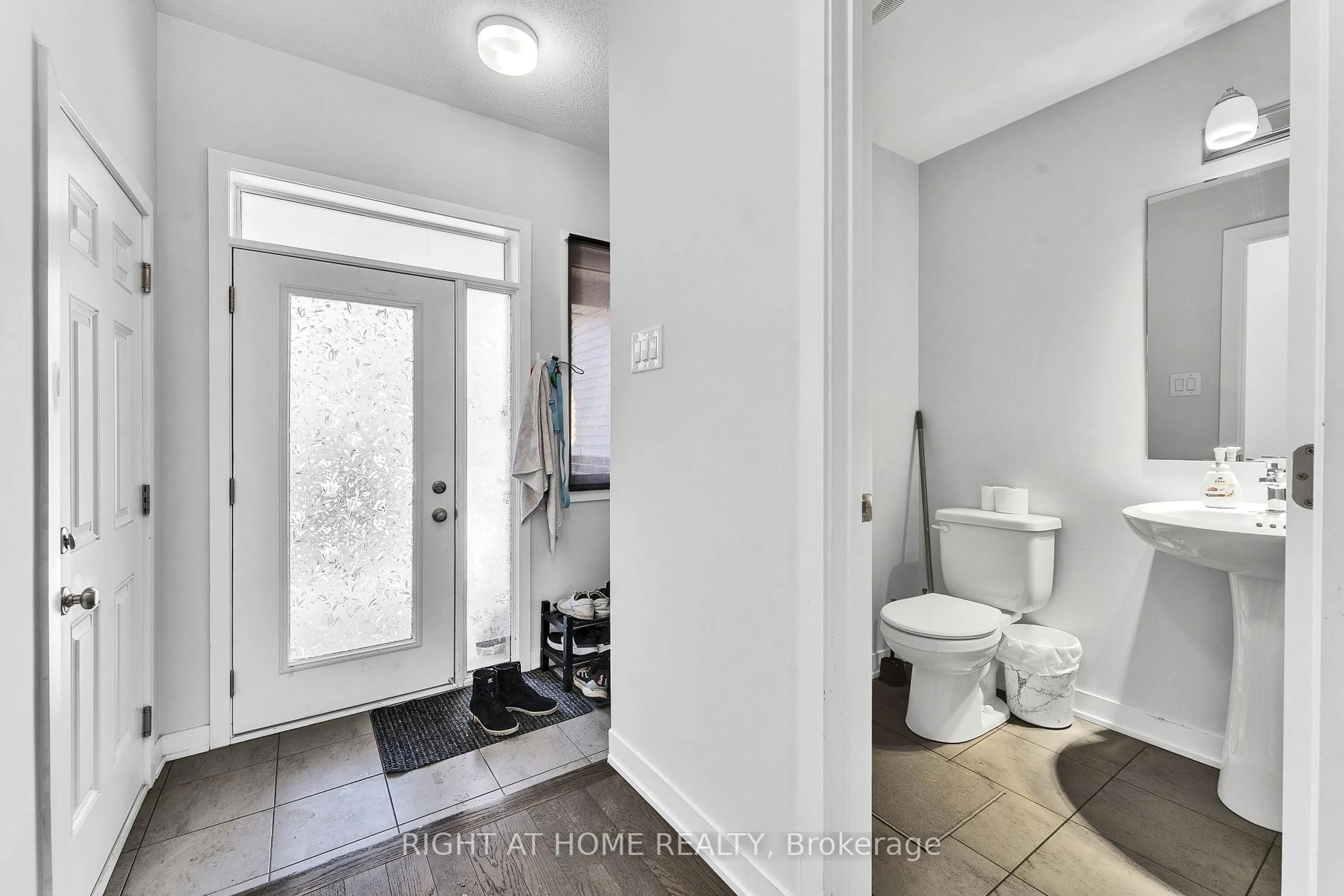 Indoor entryway for 67 Kindred Row, Ottawa Ontario K2S 2Z6