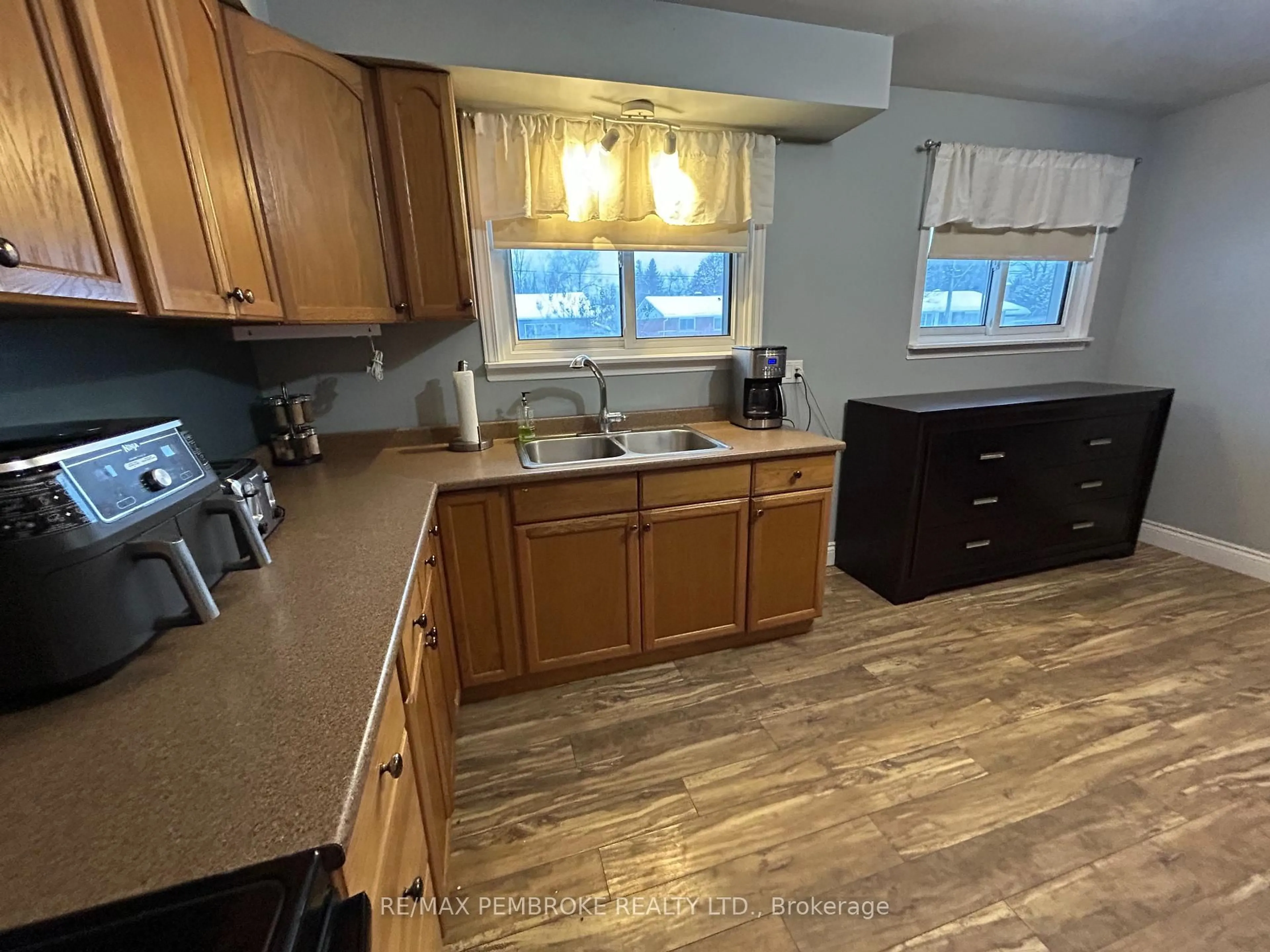 Standard kitchen, wood/laminate floor for 12 Mary St, Petawawa Ontario K8H 1R5