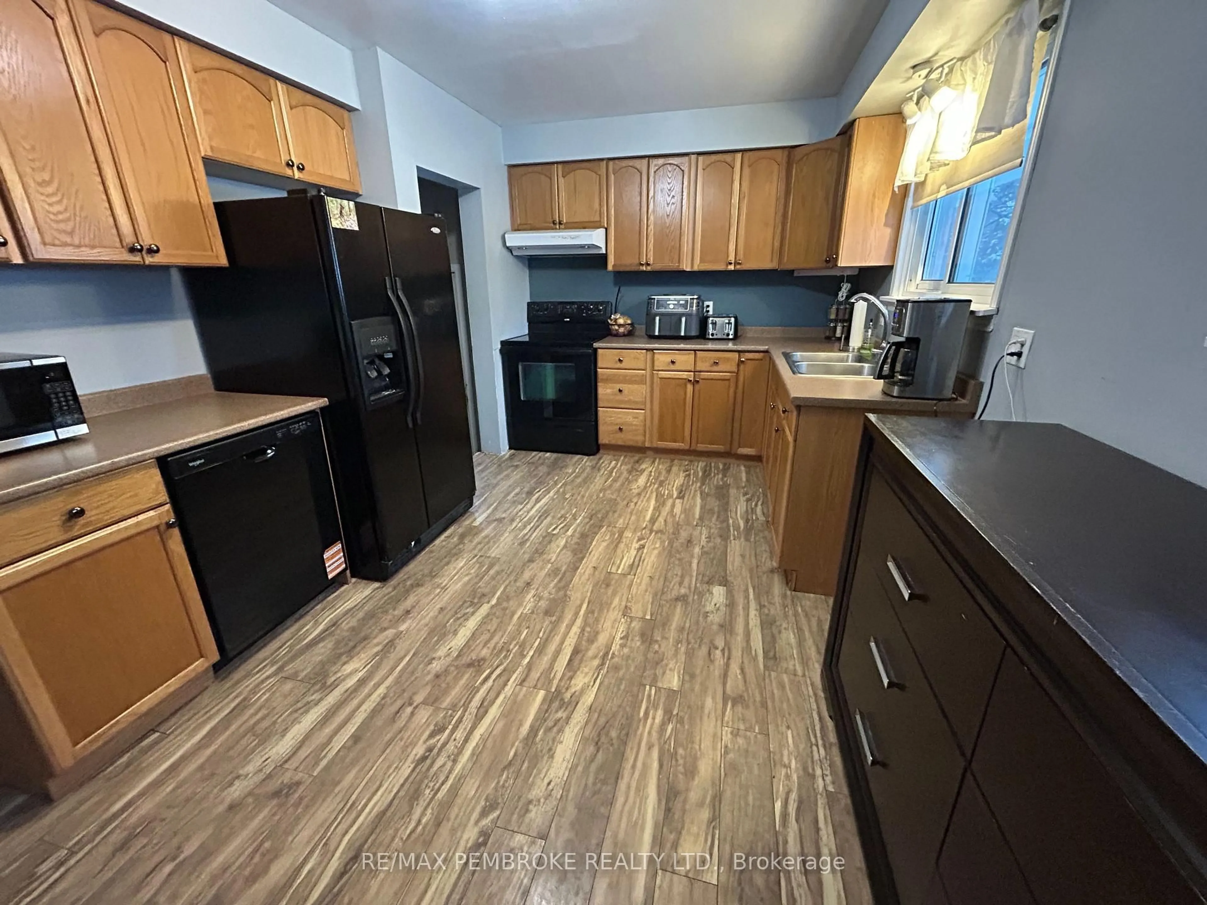 Standard kitchen, unknown for 12 Mary St, Petawawa Ontario K8H 1R5