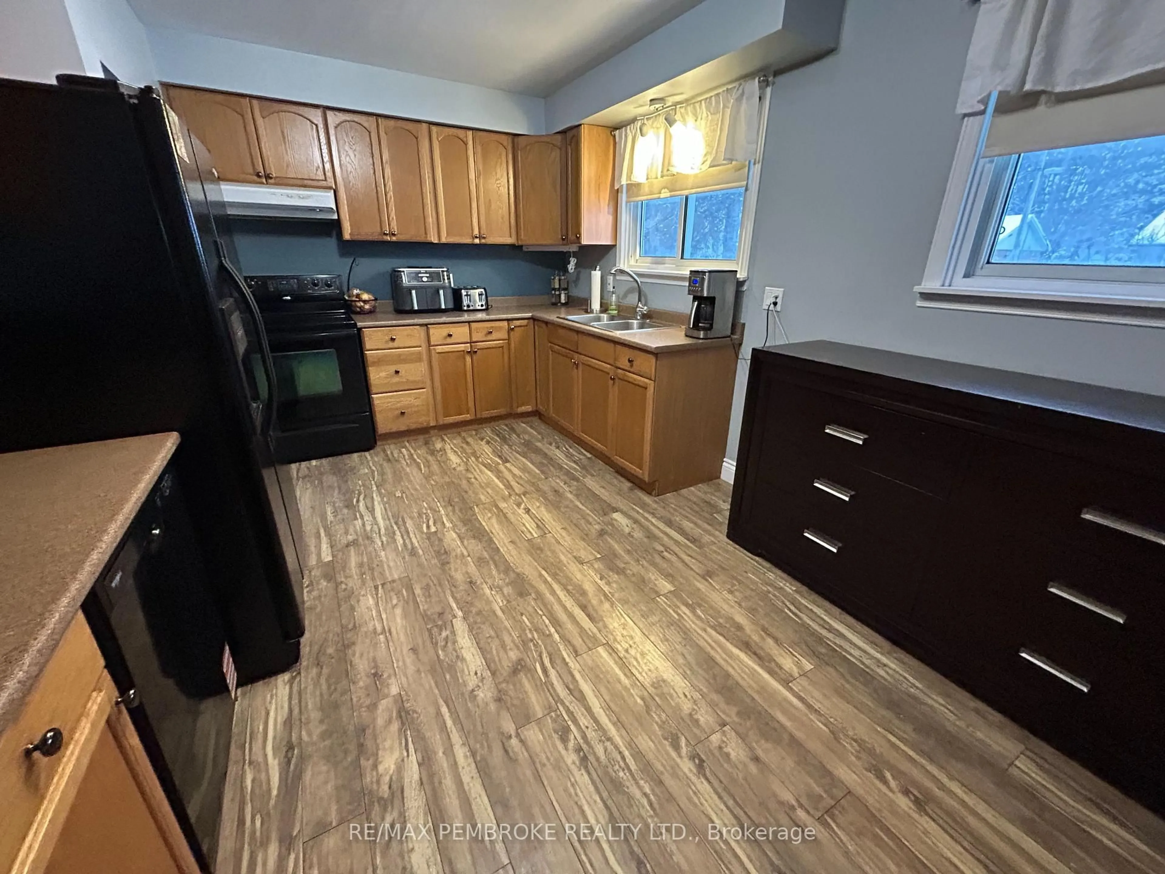 Standard kitchen, wood/laminate floor for 12 Mary St, Petawawa Ontario K8H 1R5