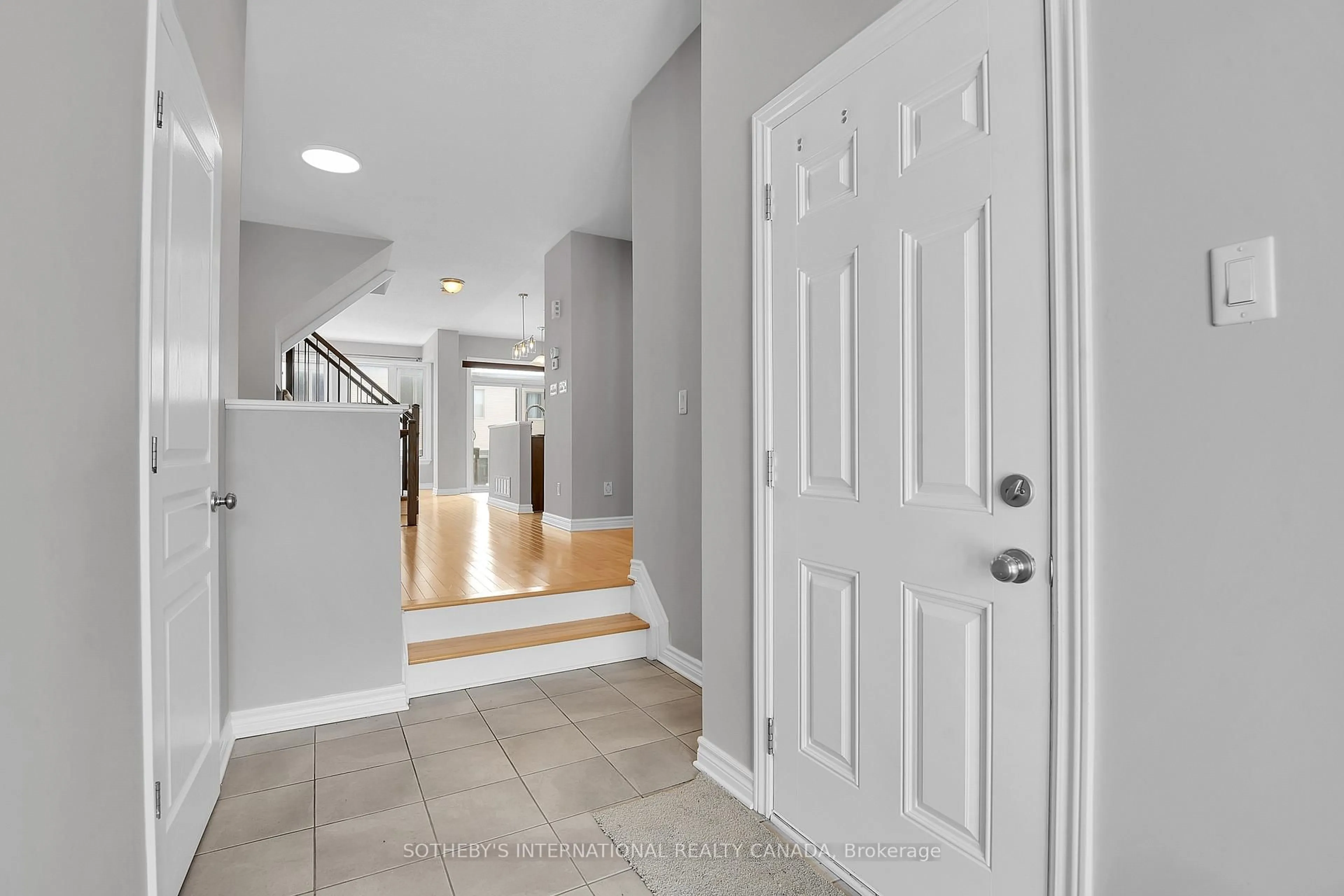 Indoor entryway for 116 Popplewell Cres, Ottawa Ontario K2J 5R3