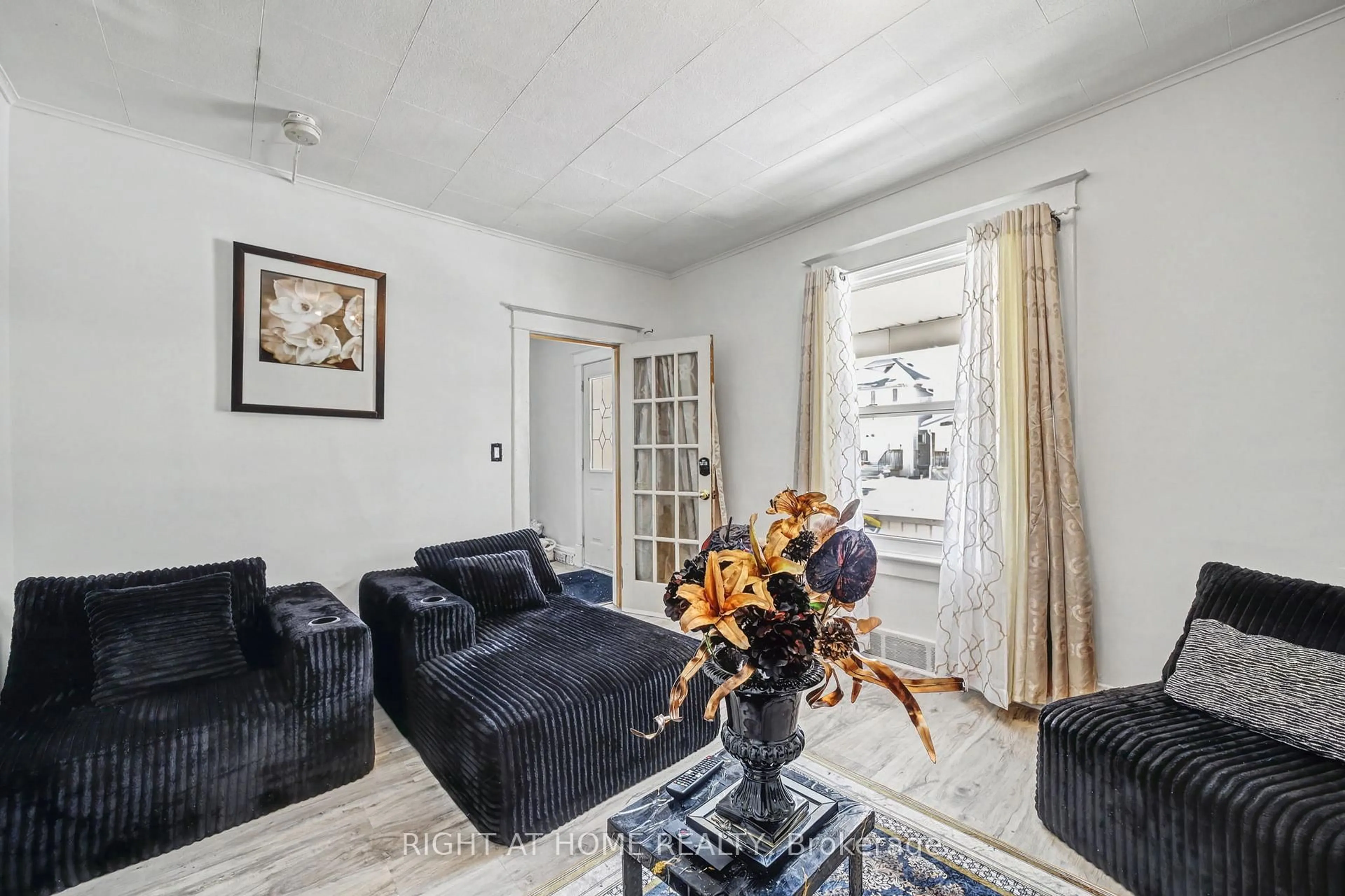 Living room with furniture, unknown for 36 Berryman Ave, St. Catharines Ontario L2R 3W9