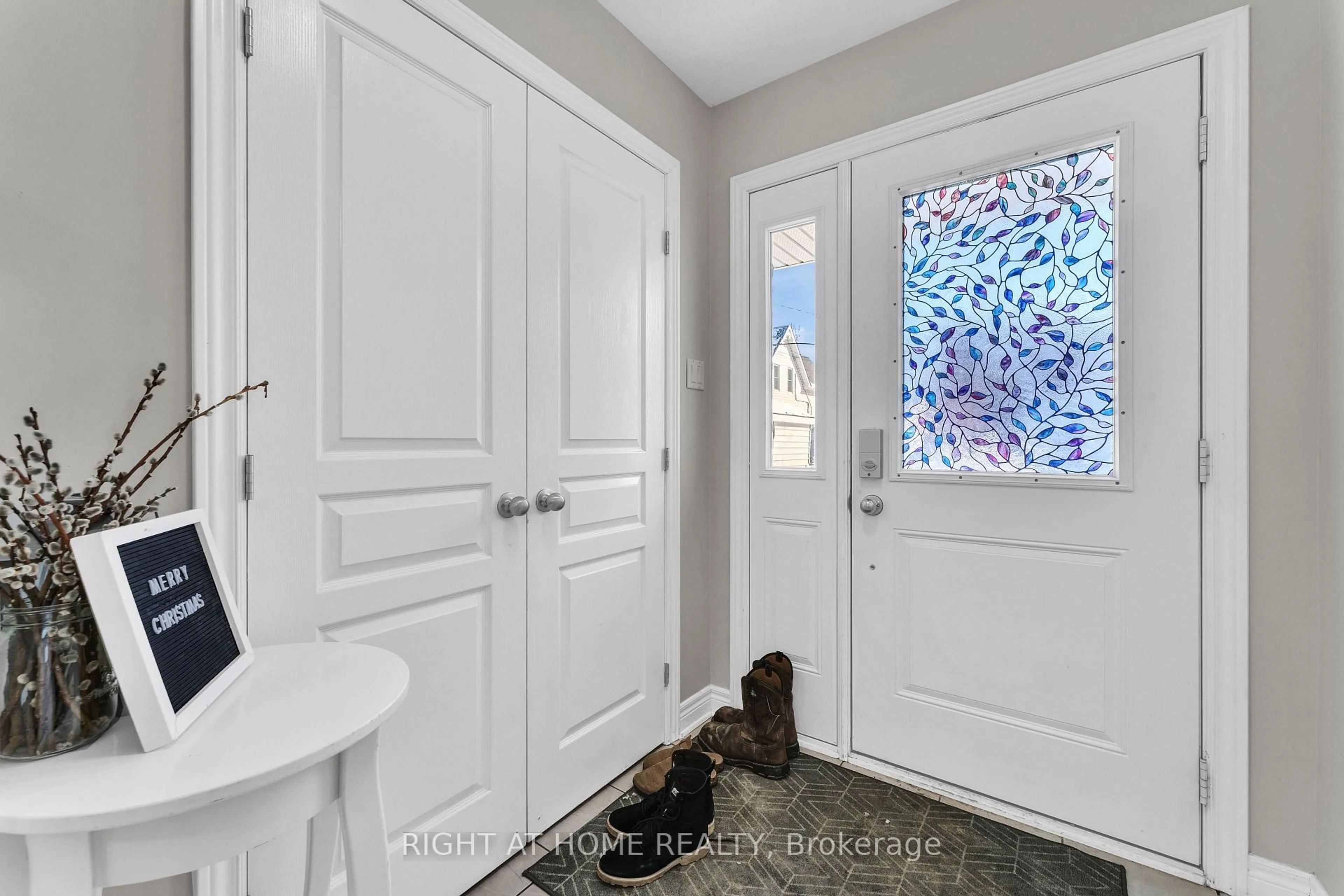 Indoor entryway for 123 Antrim St, Carleton Place Ontario K7C 1A6