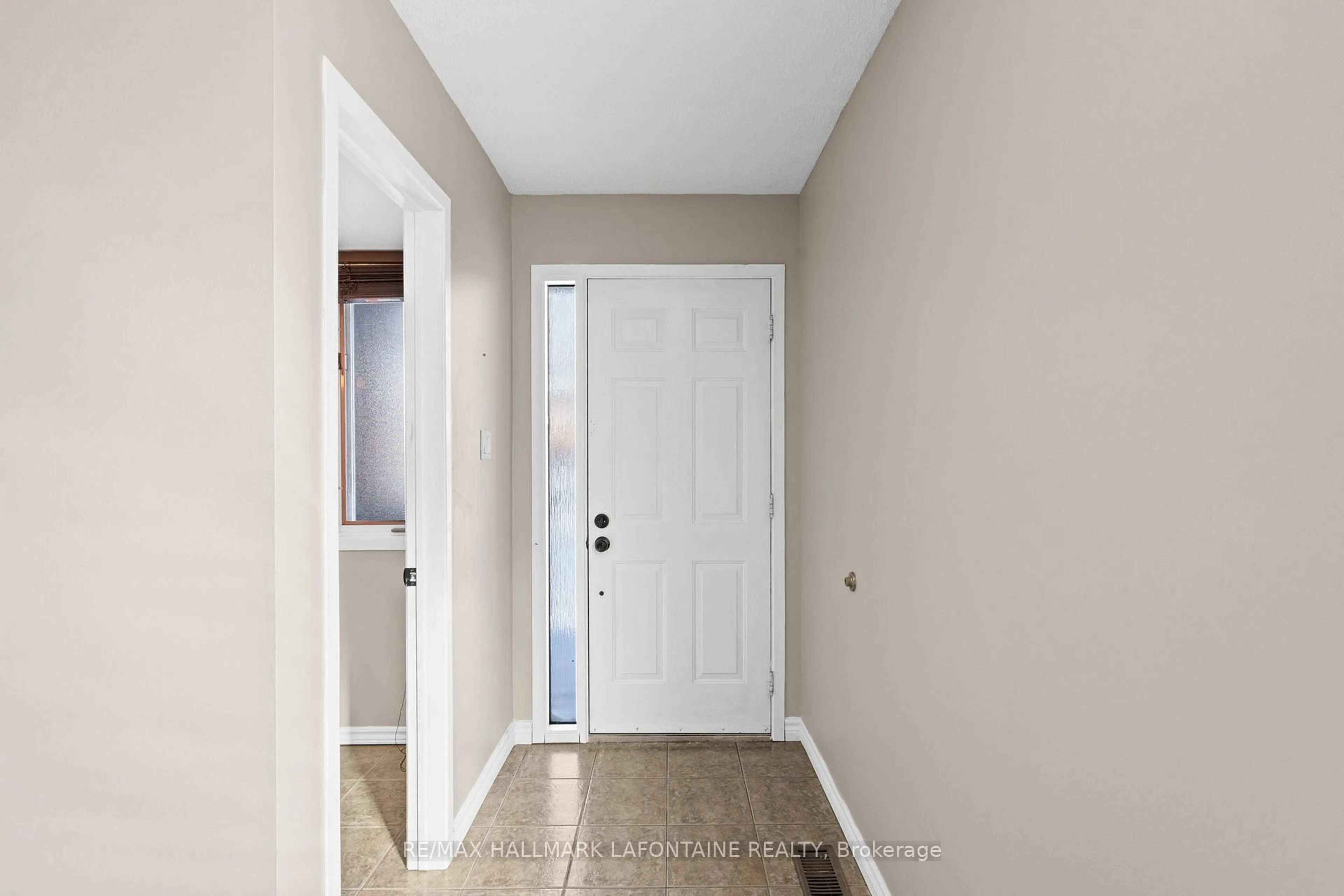 Indoor entryway for 1802 Turnberry Rd, Orleans Ontario K1E 3V1