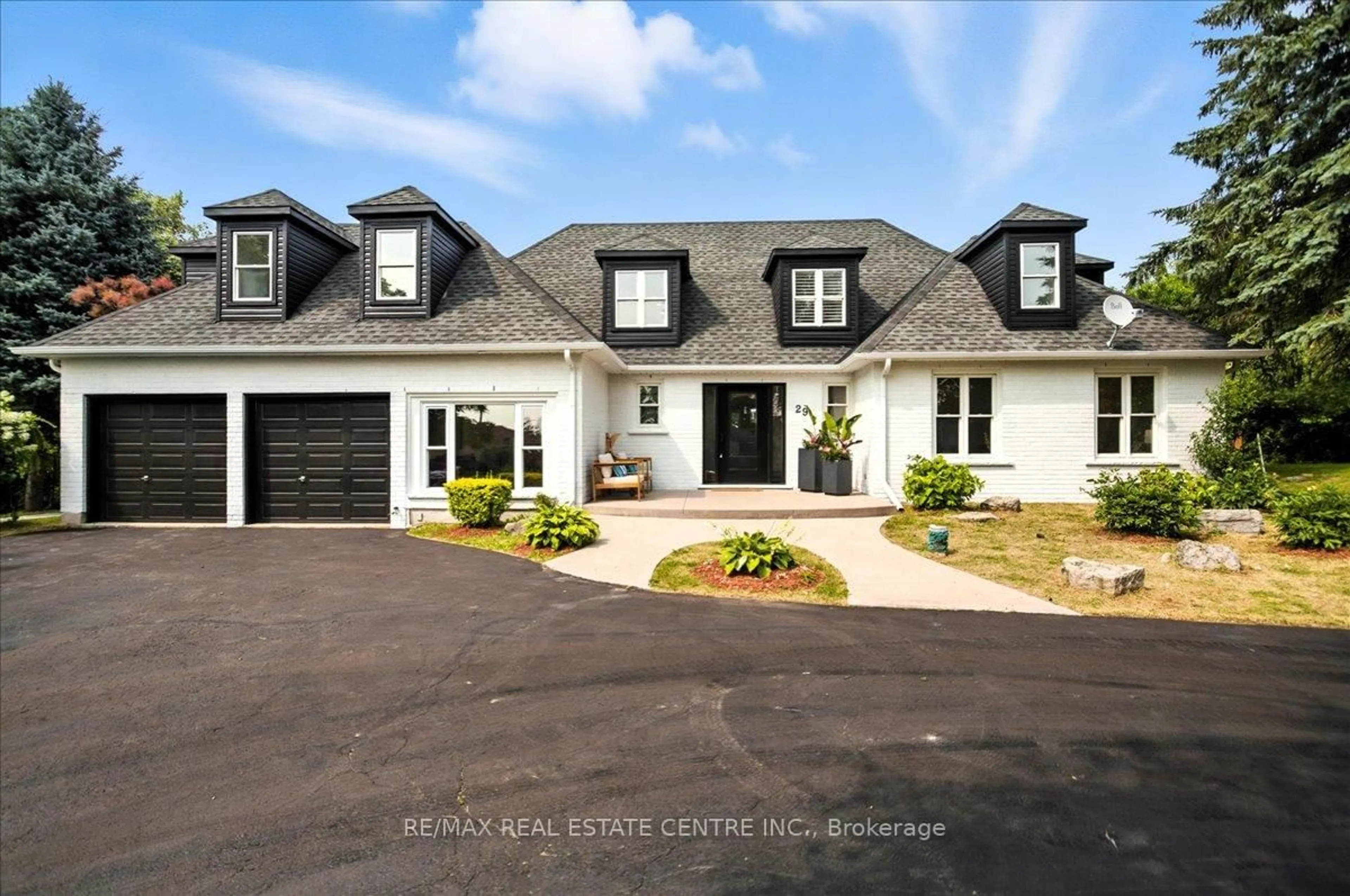 Home with vinyl exterior material, street for 29 Currie Dr, Puslinch Ontario N0B 2C0