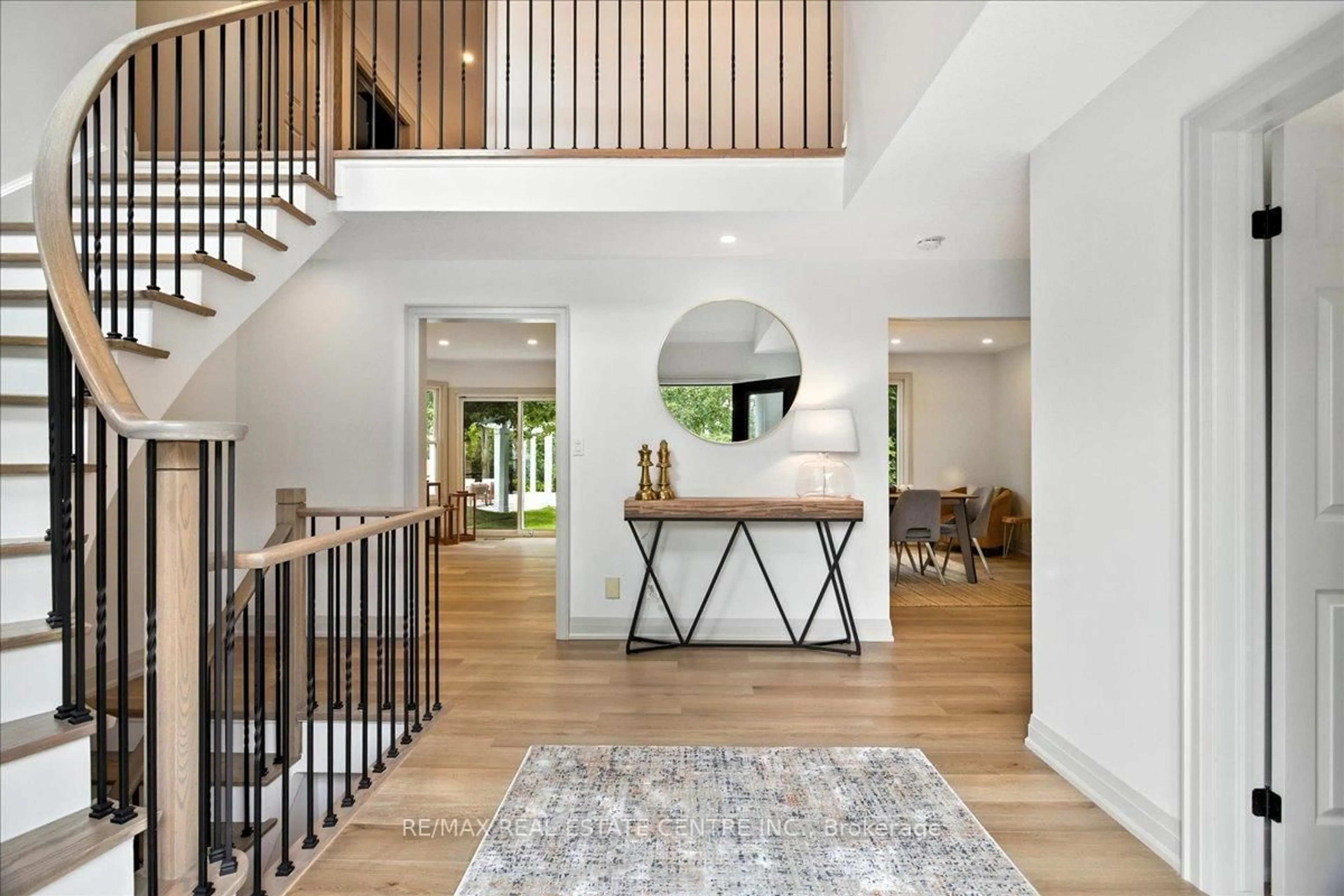 Indoor entryway for 29 Currie Dr, Puslinch Ontario N0B 2C0