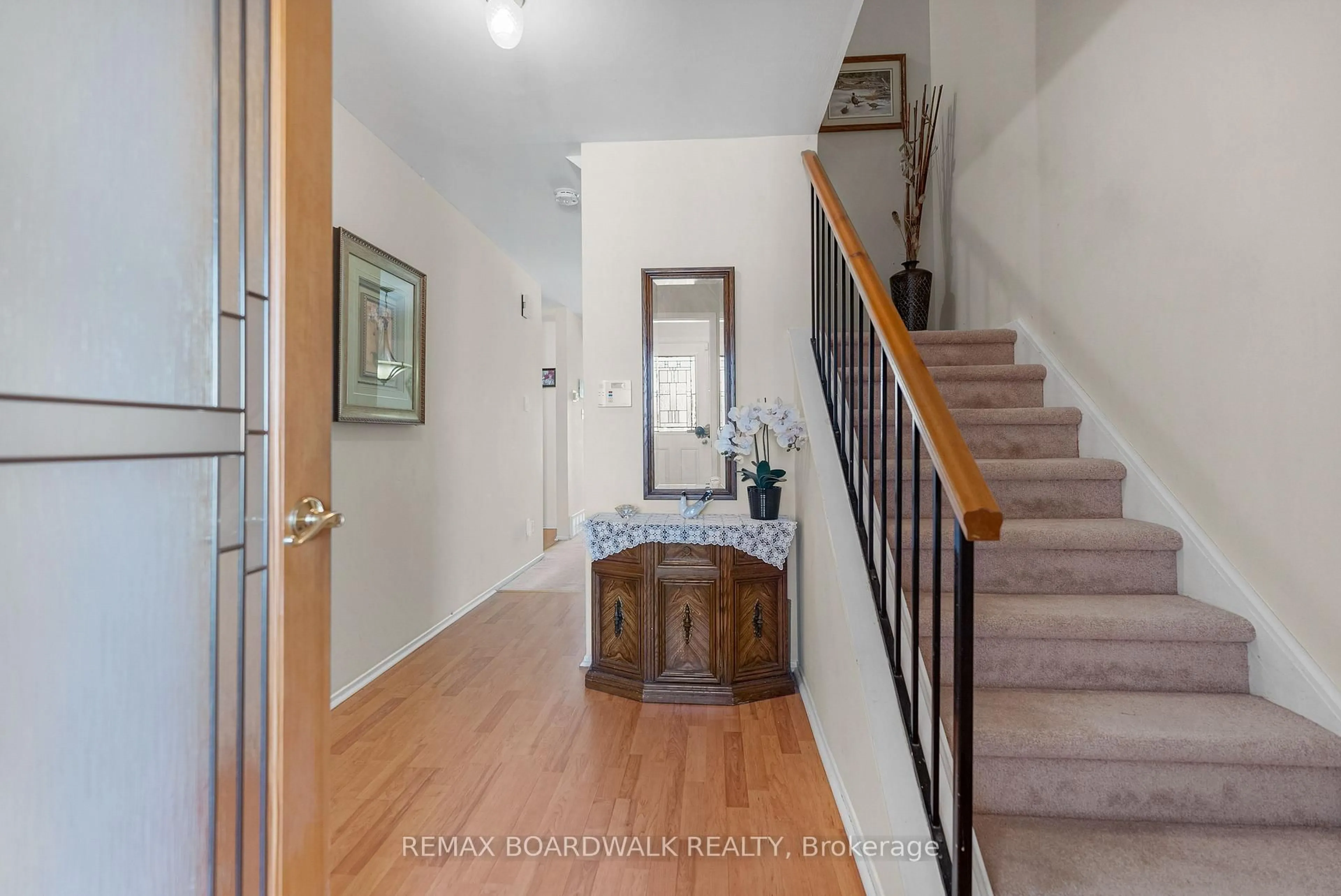 Indoor entryway for 402 Sandhamn Private, Ottawa Ontario K1T 2Y9