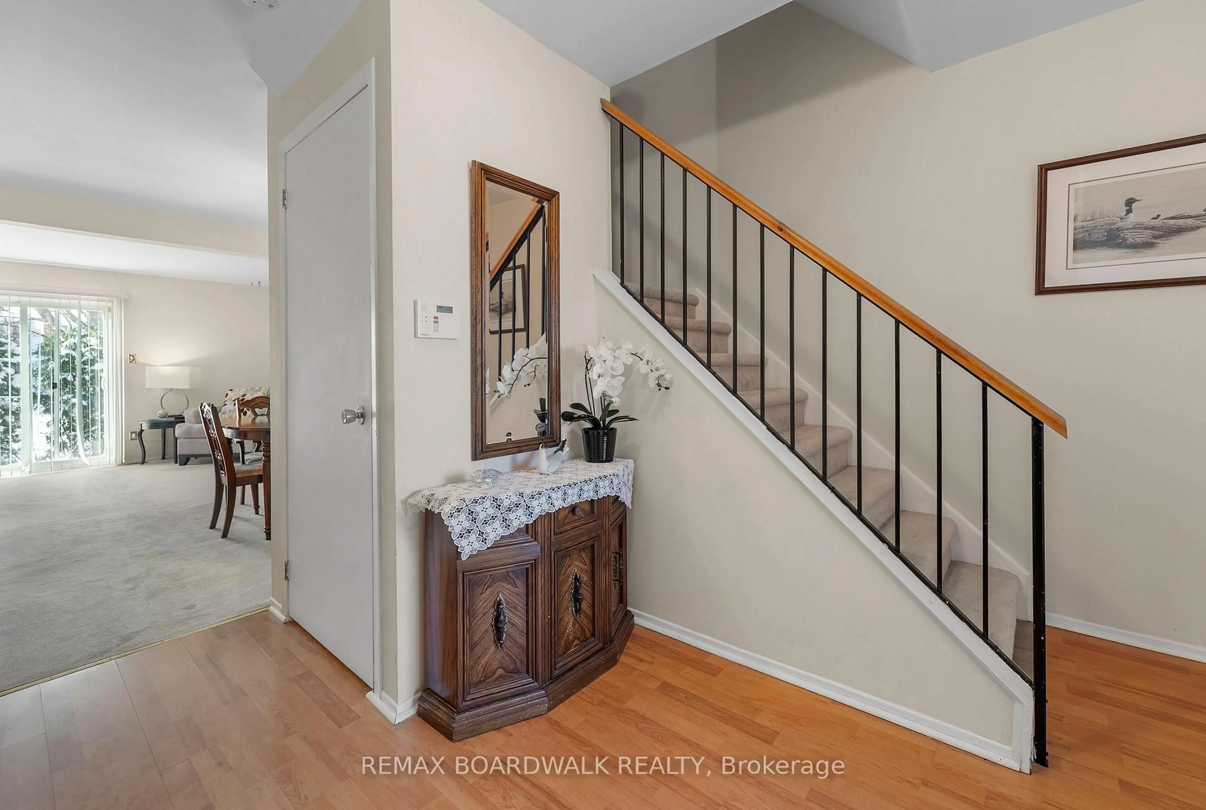 Indoor entryway for 402 Sandhamn Private, Ottawa Ontario K1T 2Y9