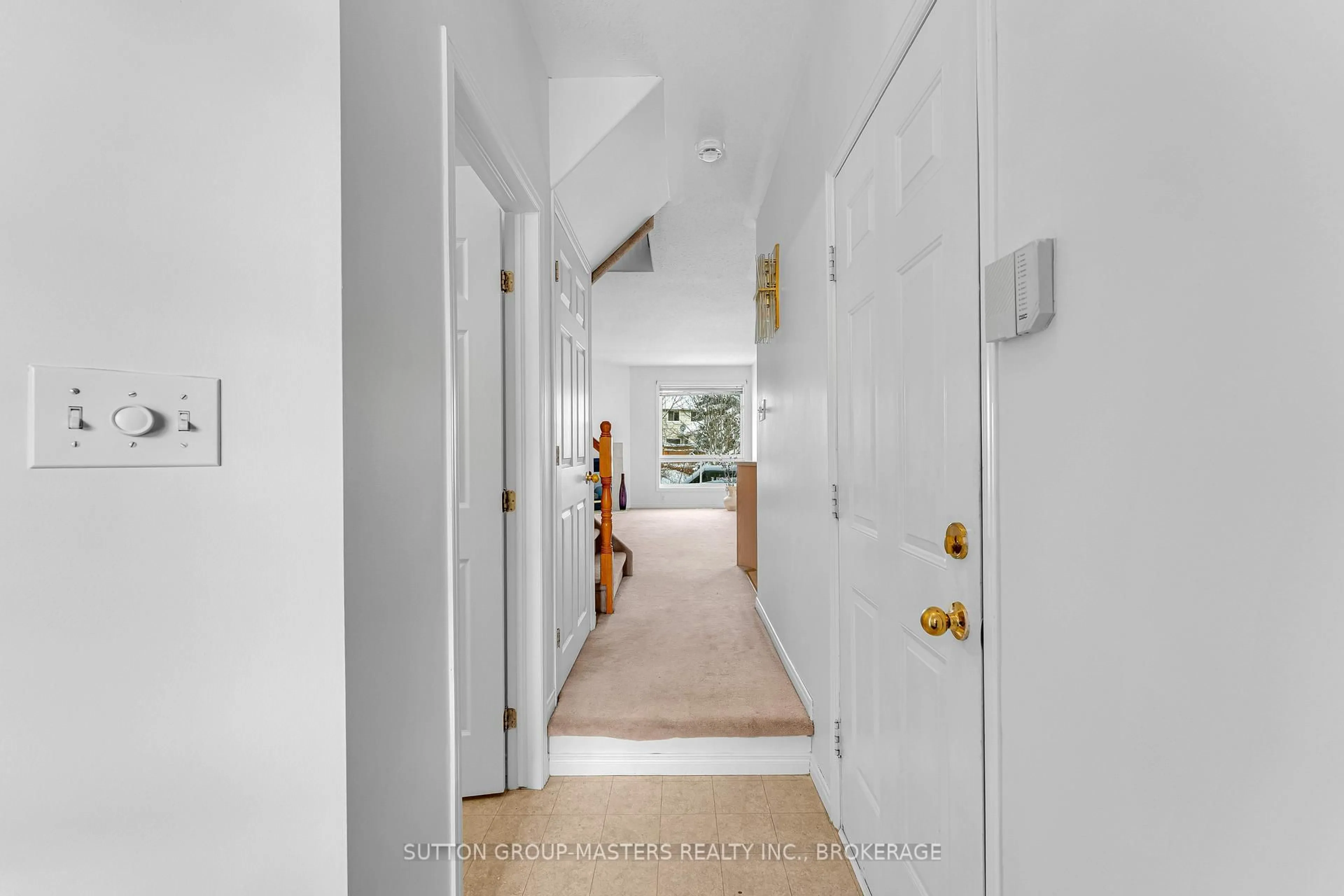 Indoor foyer for 546 Quail Crt, Kingston Ontario K7M 8Z3