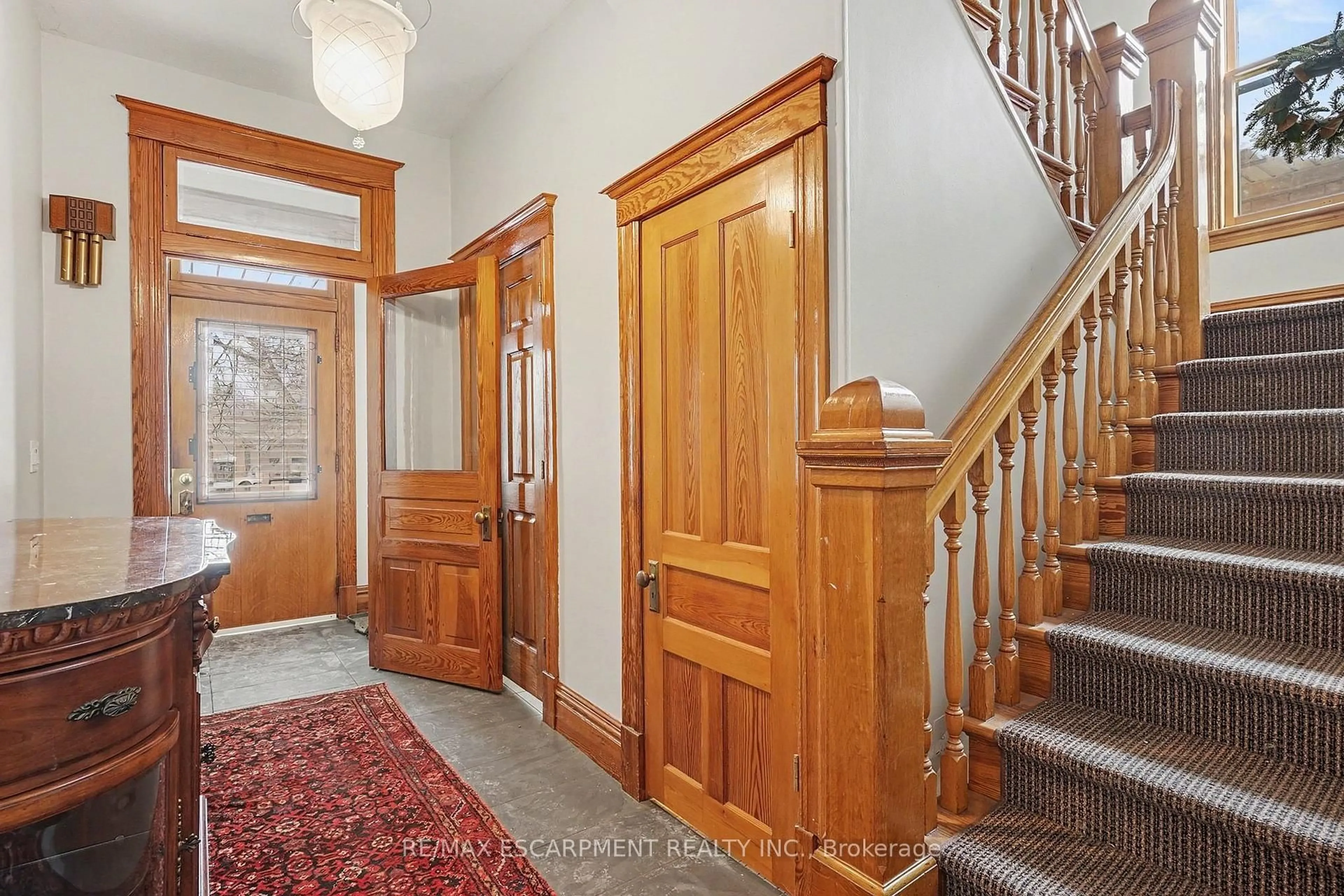 Indoor foyer for 1316 King St, Hamilton Ontario L8M 1H3