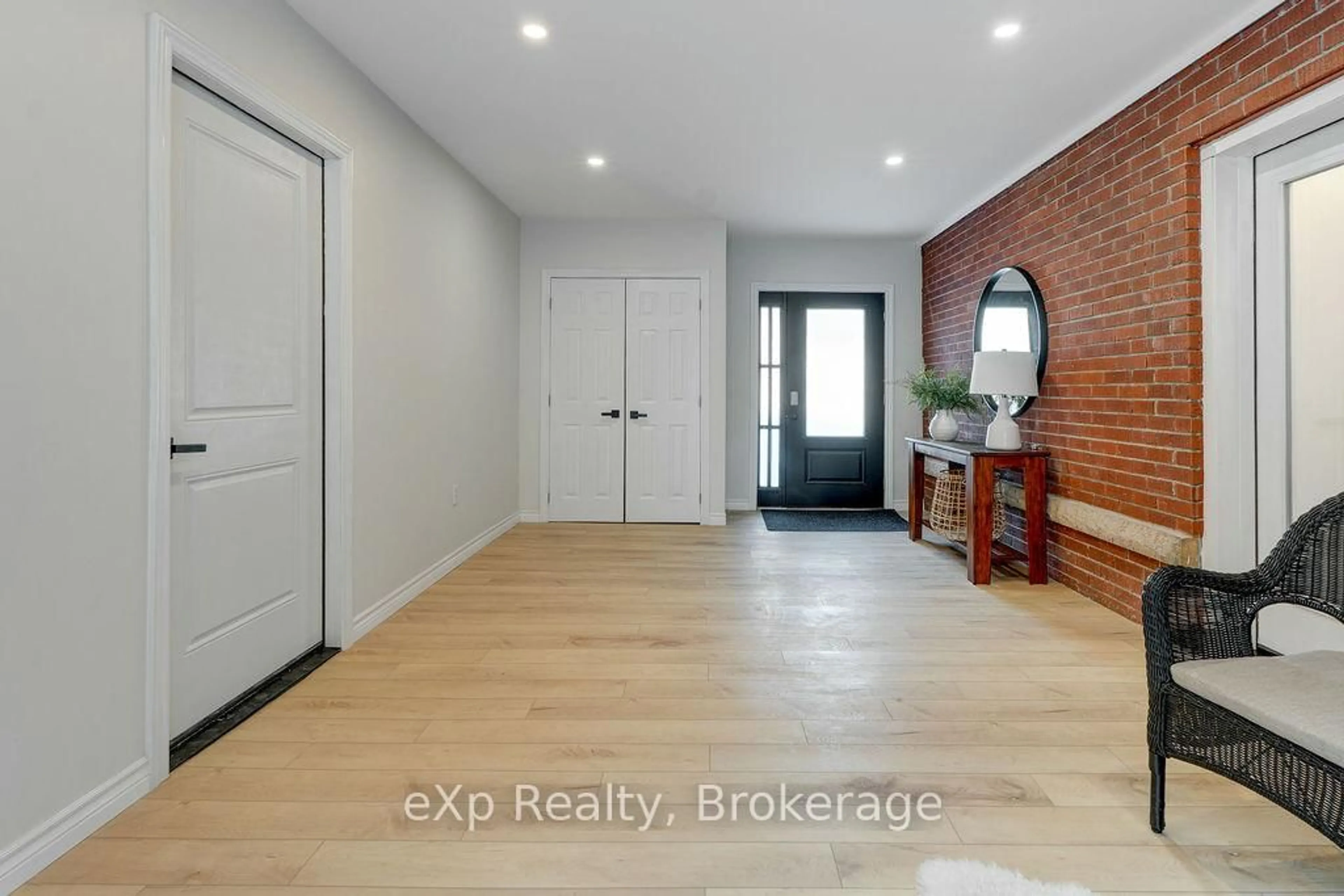 Indoor entryway for 1201 Hawthorne Dr, Greater Sudbury Ontario P3A 1K5