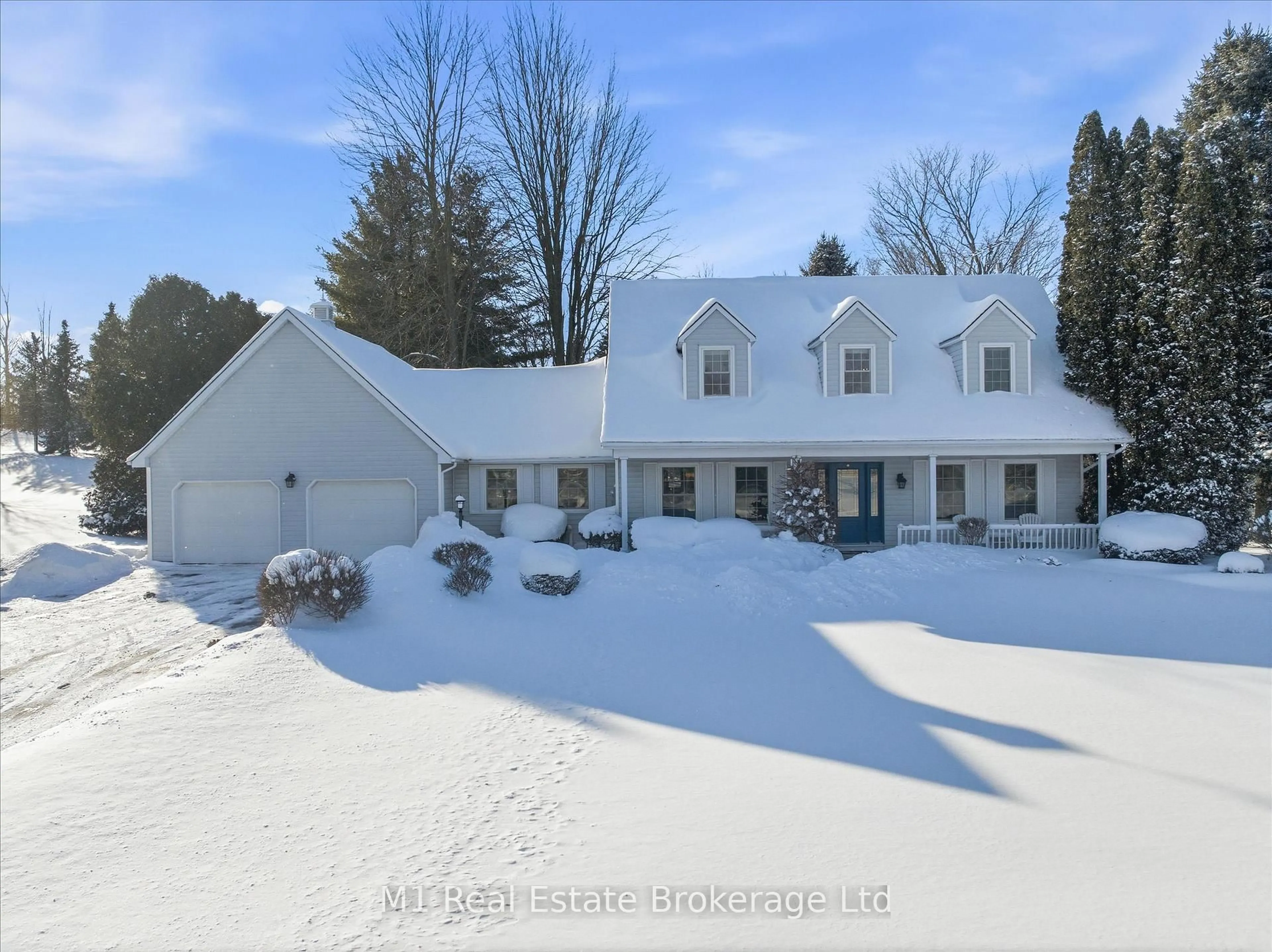 A pic from outside/outdoor area/front of a property/back of a property/a pic from drone, street for 28 Weneil Dr, Hamilton Ontario L8B 0Z6