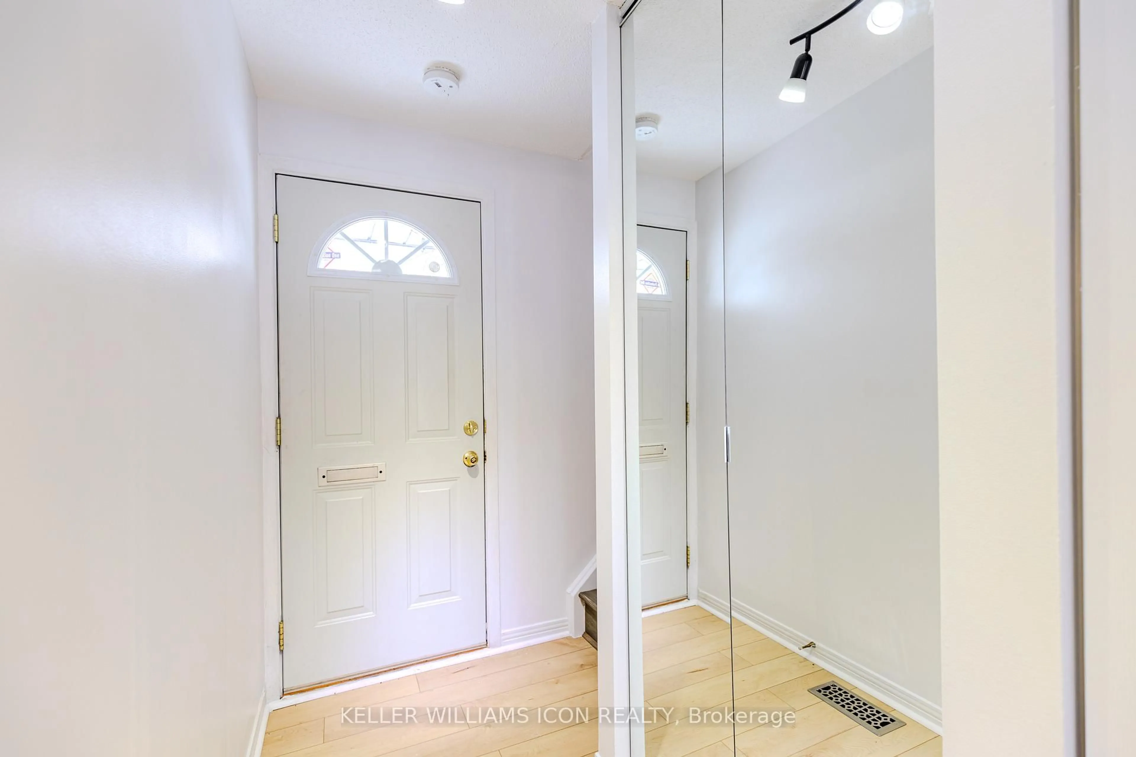 Indoor entryway for 8 Sherway Dr, Ottawa Ontario K2J 1N3