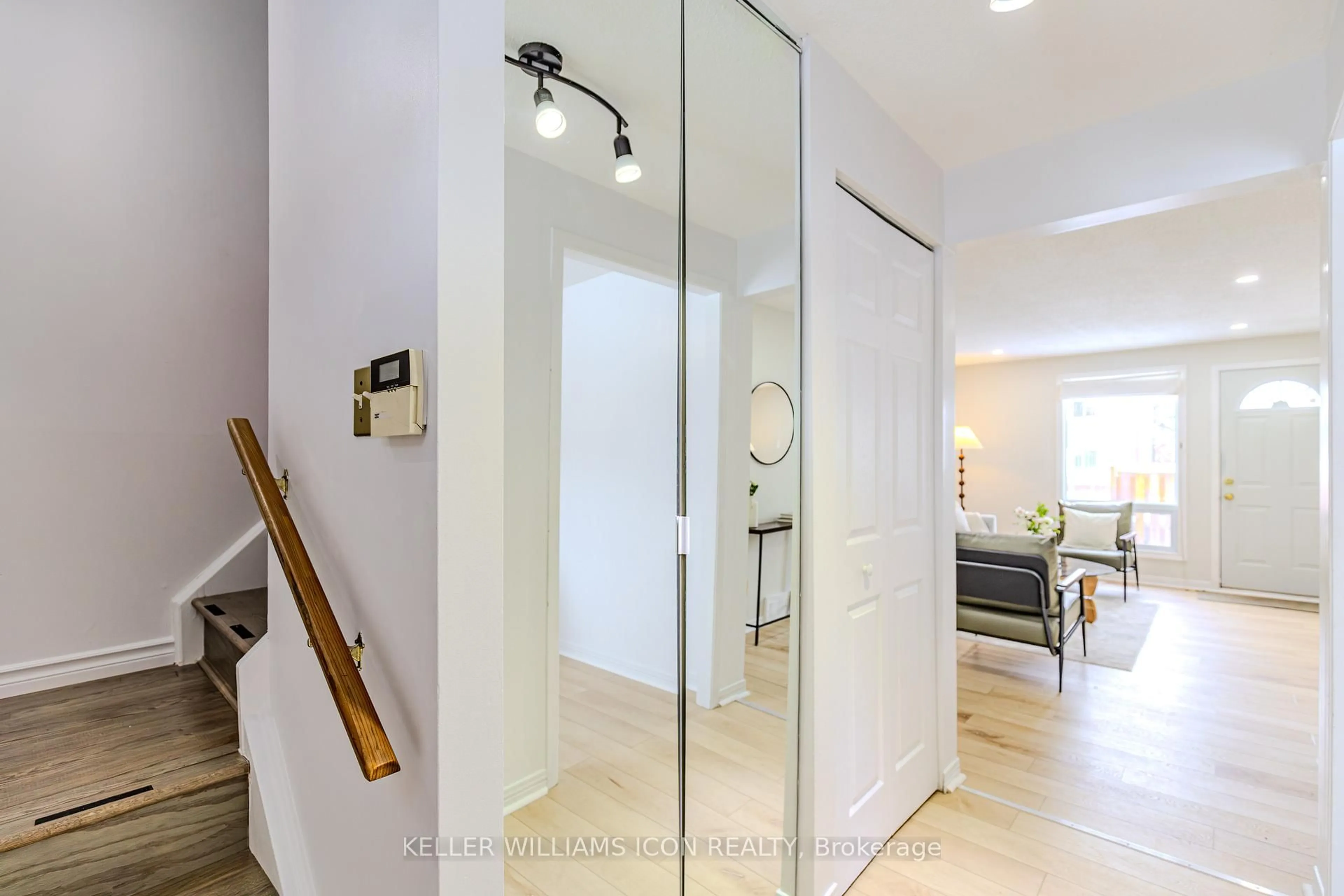 Indoor entryway for 8 Sherway Dr, Ottawa Ontario K2J 1N3