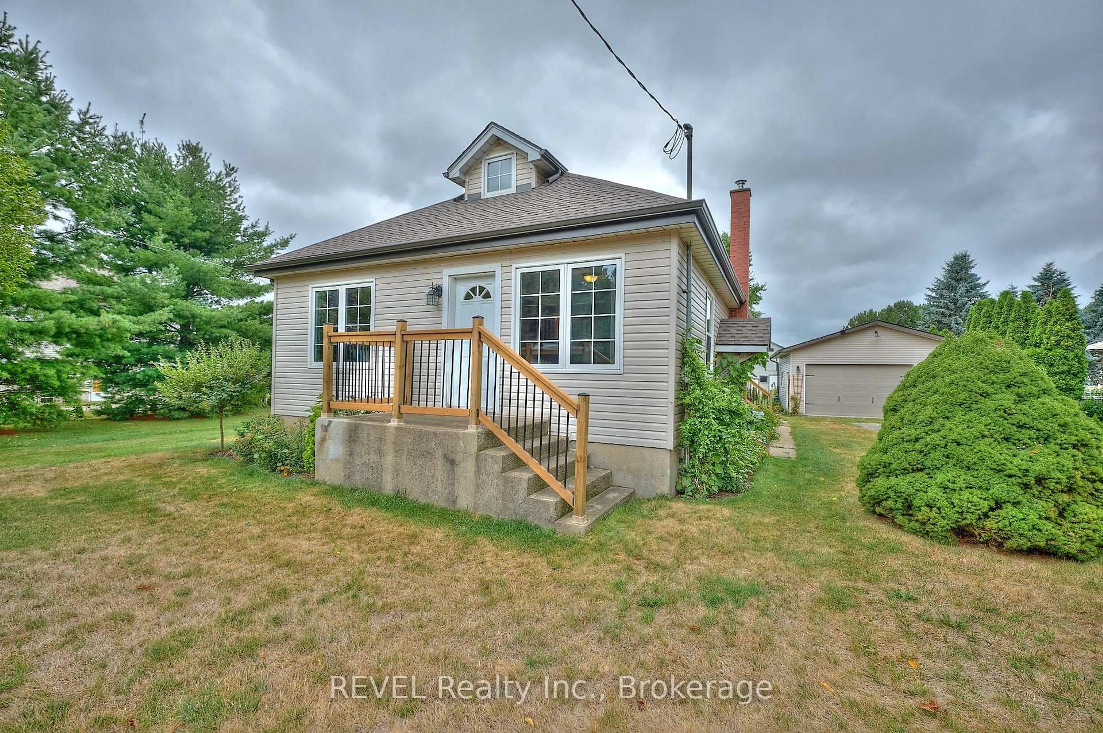 A pic from outside/outdoor area/front of a property/back of a property/a pic from drone, water/lake/river/ocean view for 1317 Third Street Louth, St. Catharines Ontario L2R 6P9
