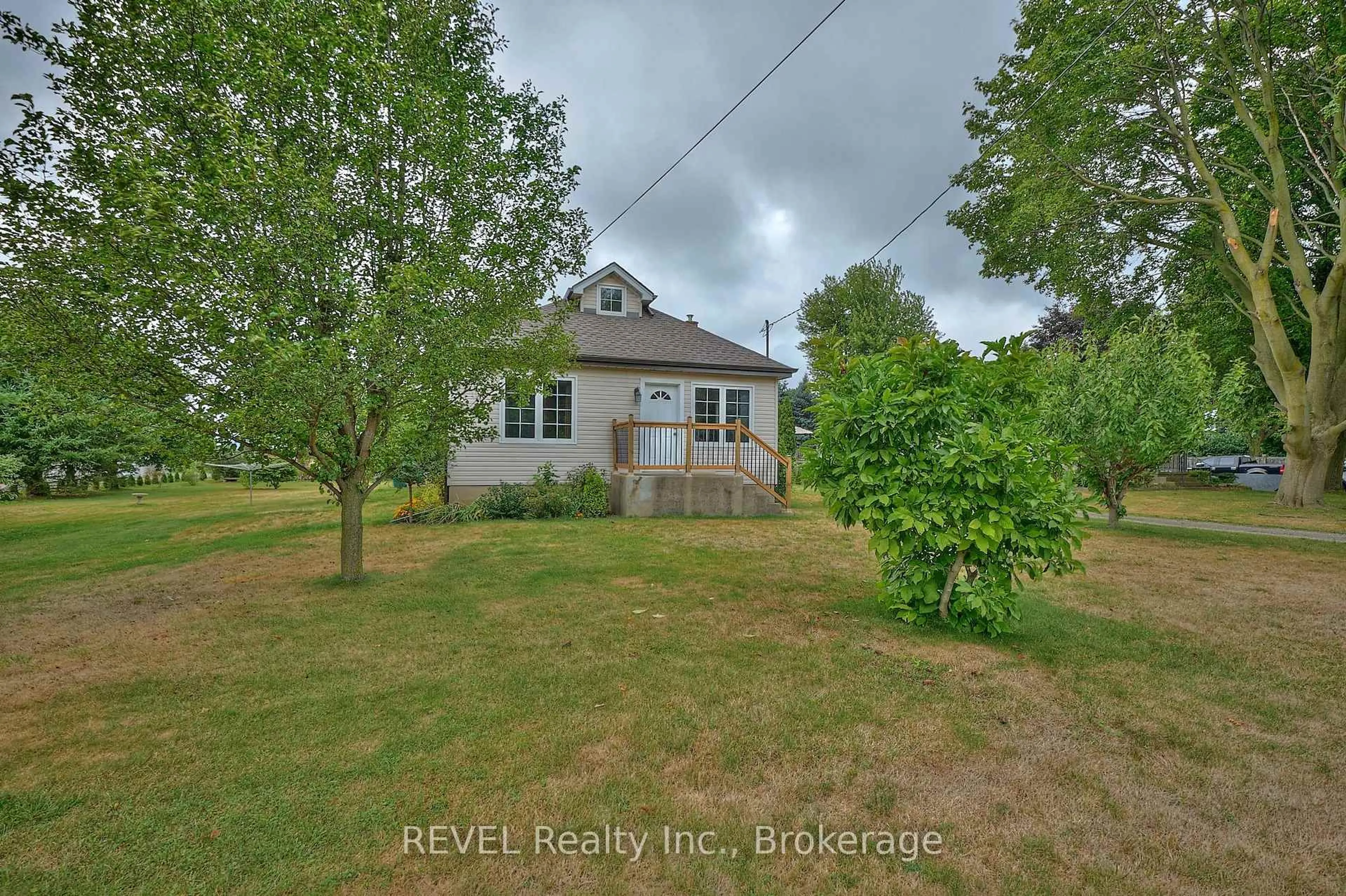 A pic from outside/outdoor area/front of a property/back of a property/a pic from drone, unknown for 1317 Third Street Louth, St. Catharines Ontario L2R 6P9