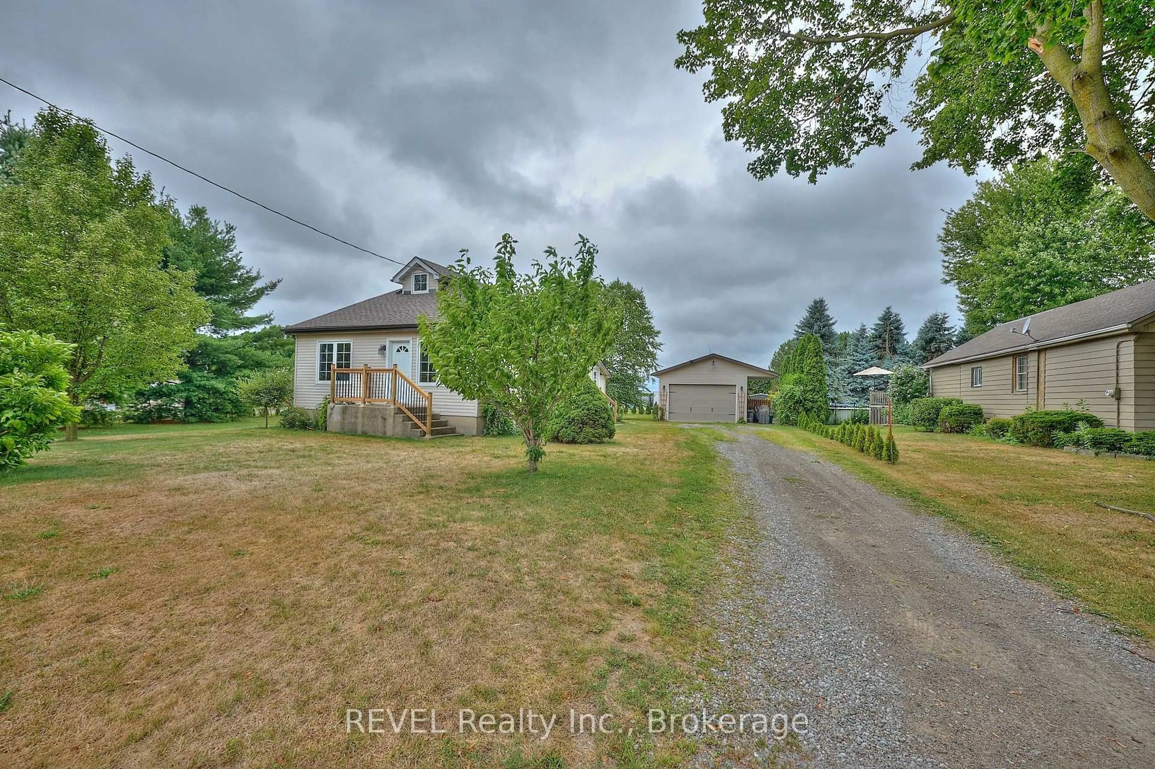 A pic from outside/outdoor area/front of a property/back of a property/a pic from drone, street for 1317 Third Street Louth, St. Catharines Ontario L2R 6P9