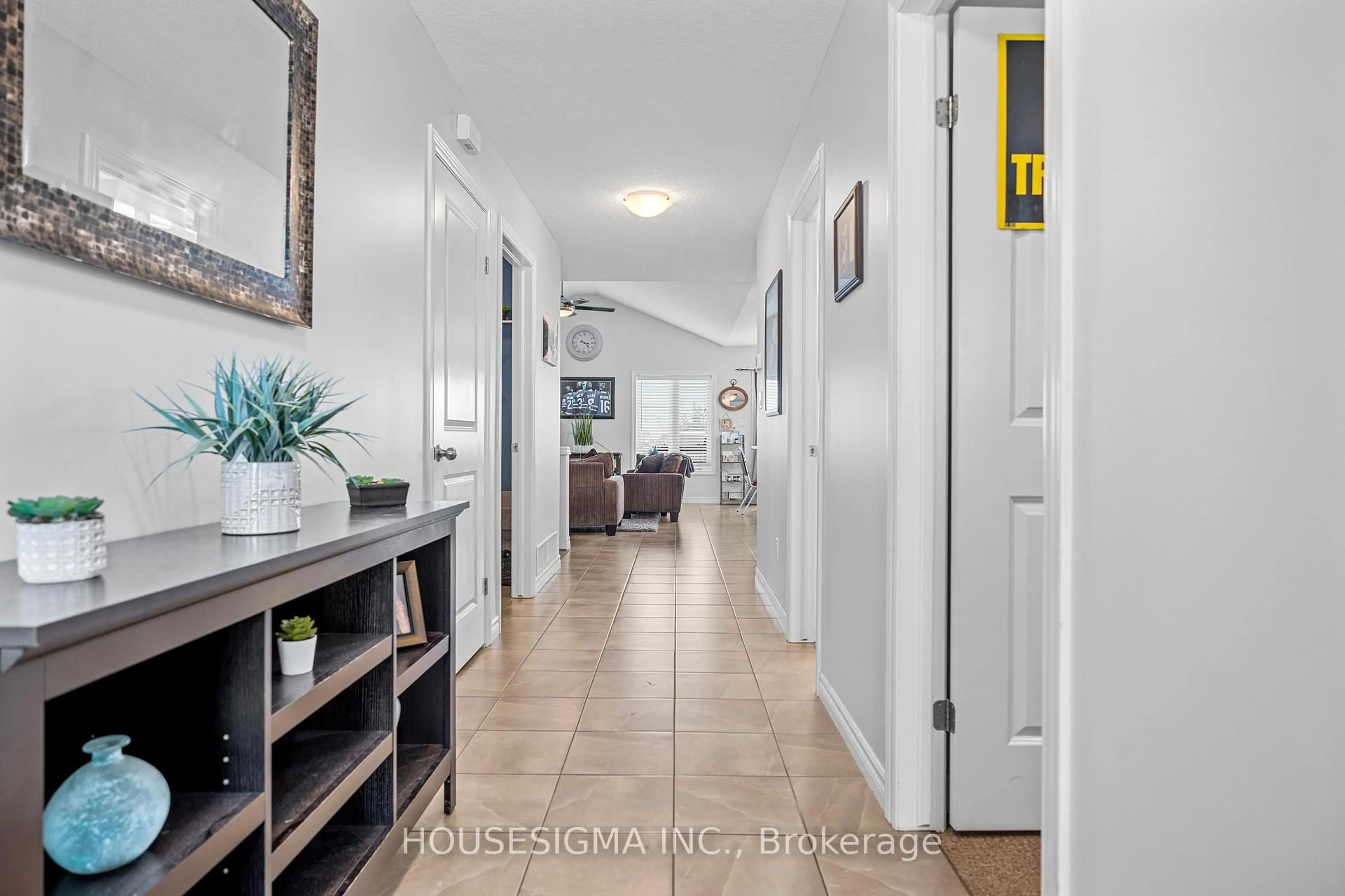 Indoor entryway for 23 Hampstead Crt, St. Thomas Ontario N5R 0E3