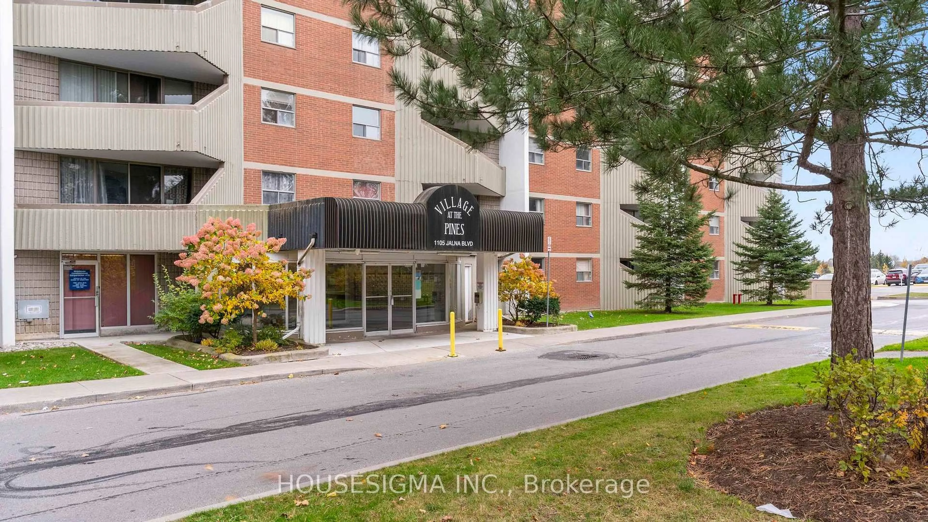 Indoor foyer for 1105 Jalna Blvd #610, London South Ontario N6E 2S9