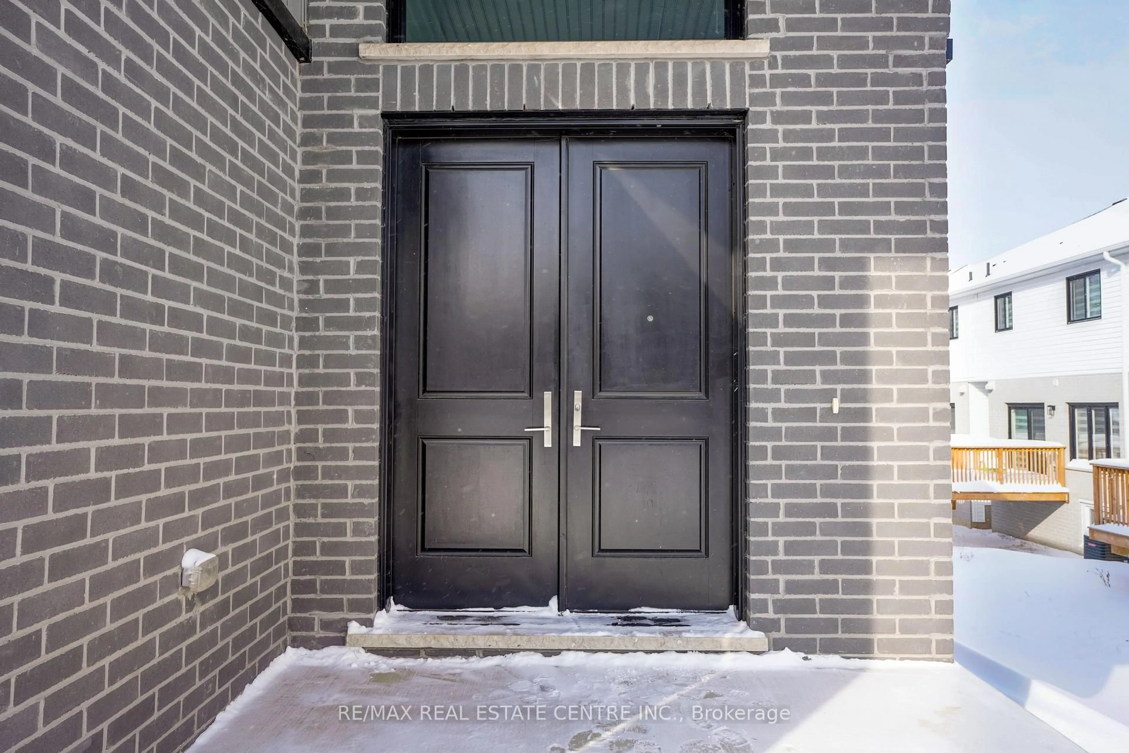 Indoor entryway for 3328 Oriole Dr, London South Ontario N6M 0K1