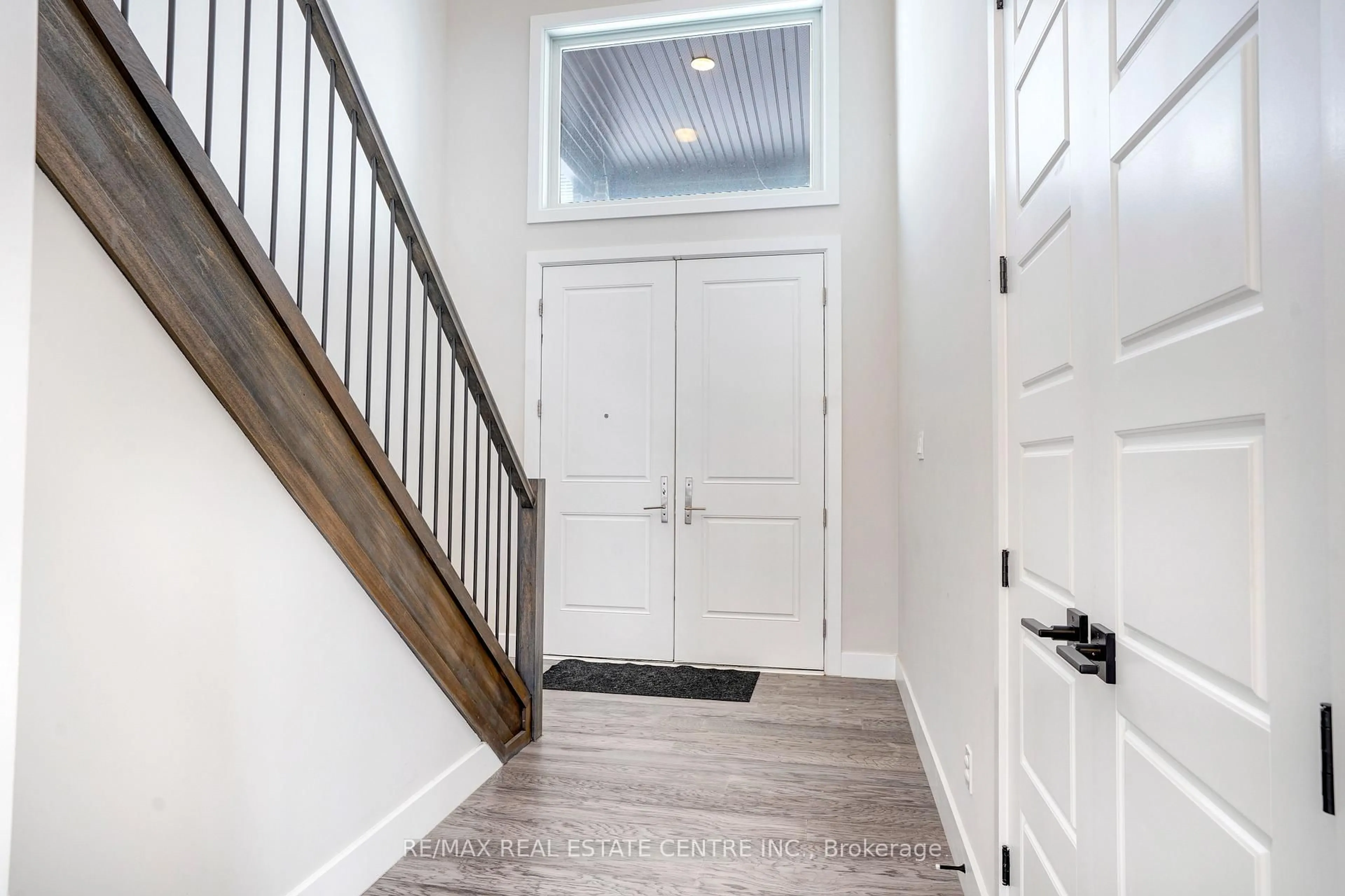 Indoor entryway for 3328 Oriole Dr, London South Ontario N6M 0K1
