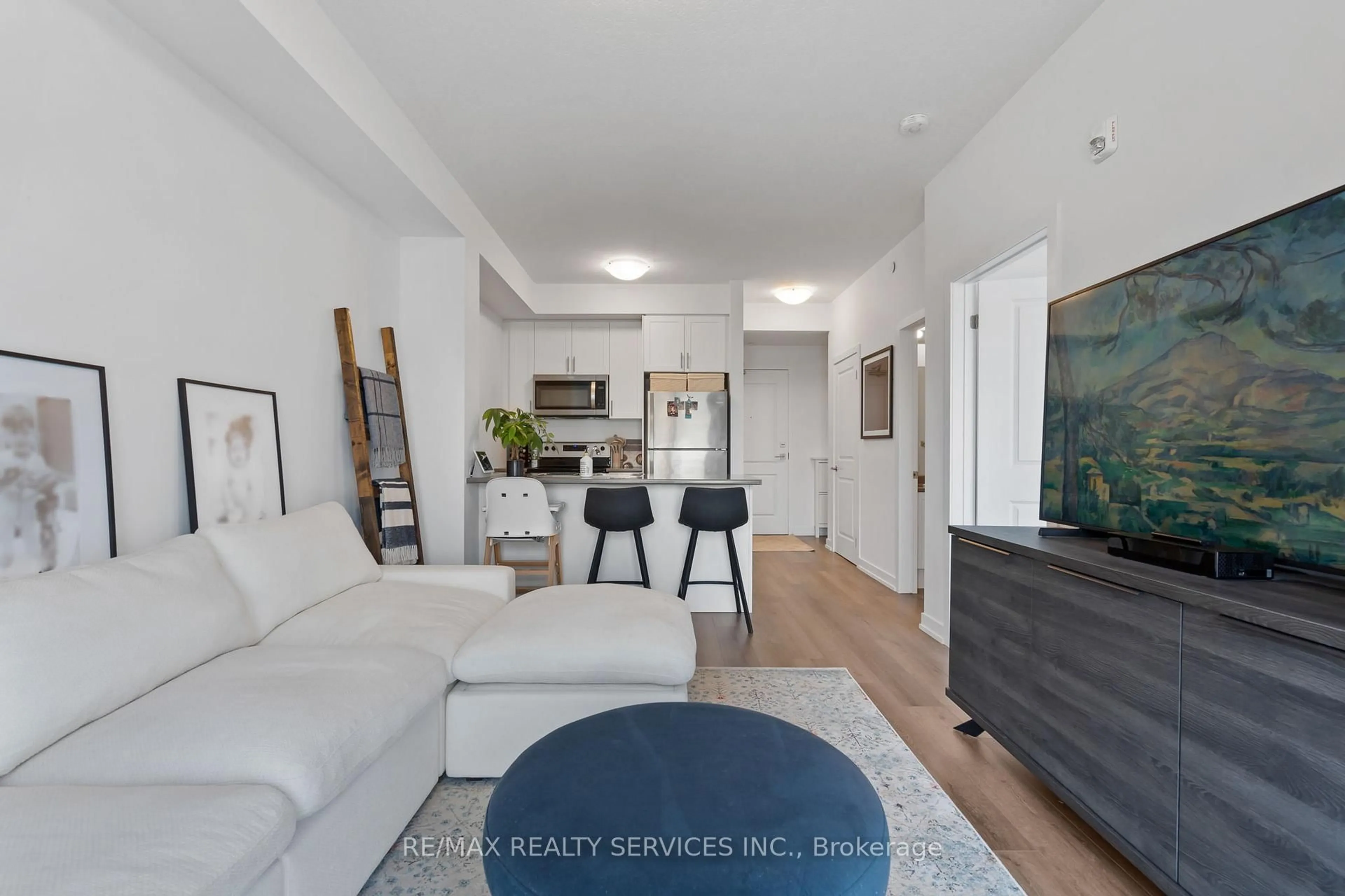 Living room with furniture, unknown for 5055 Greenlane Rd #222, Lincoln Ontario L0R 1B3