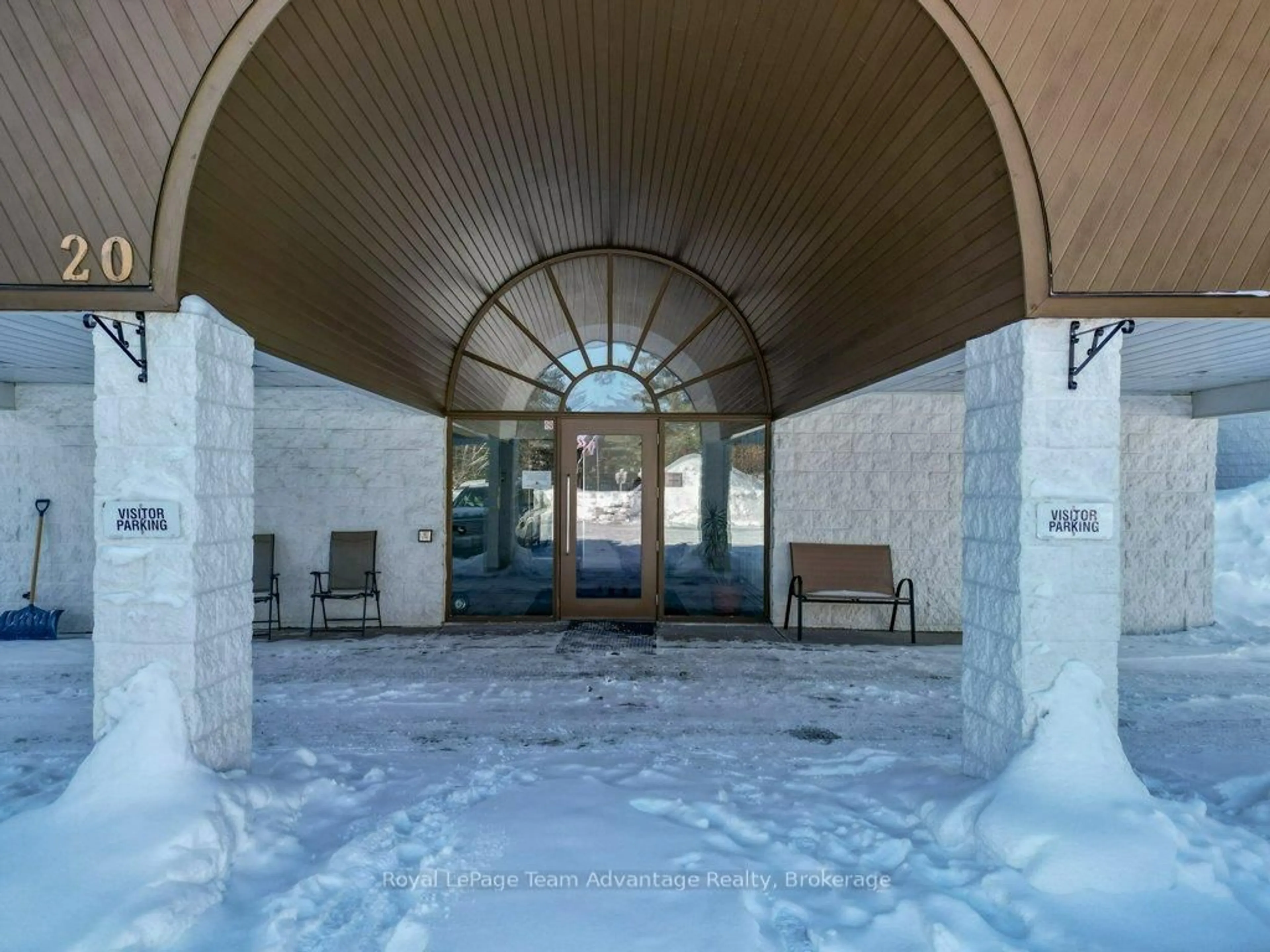 Indoor foyer for 20 Ryder Dr #2E, McDougall Ontario P2A 2W9