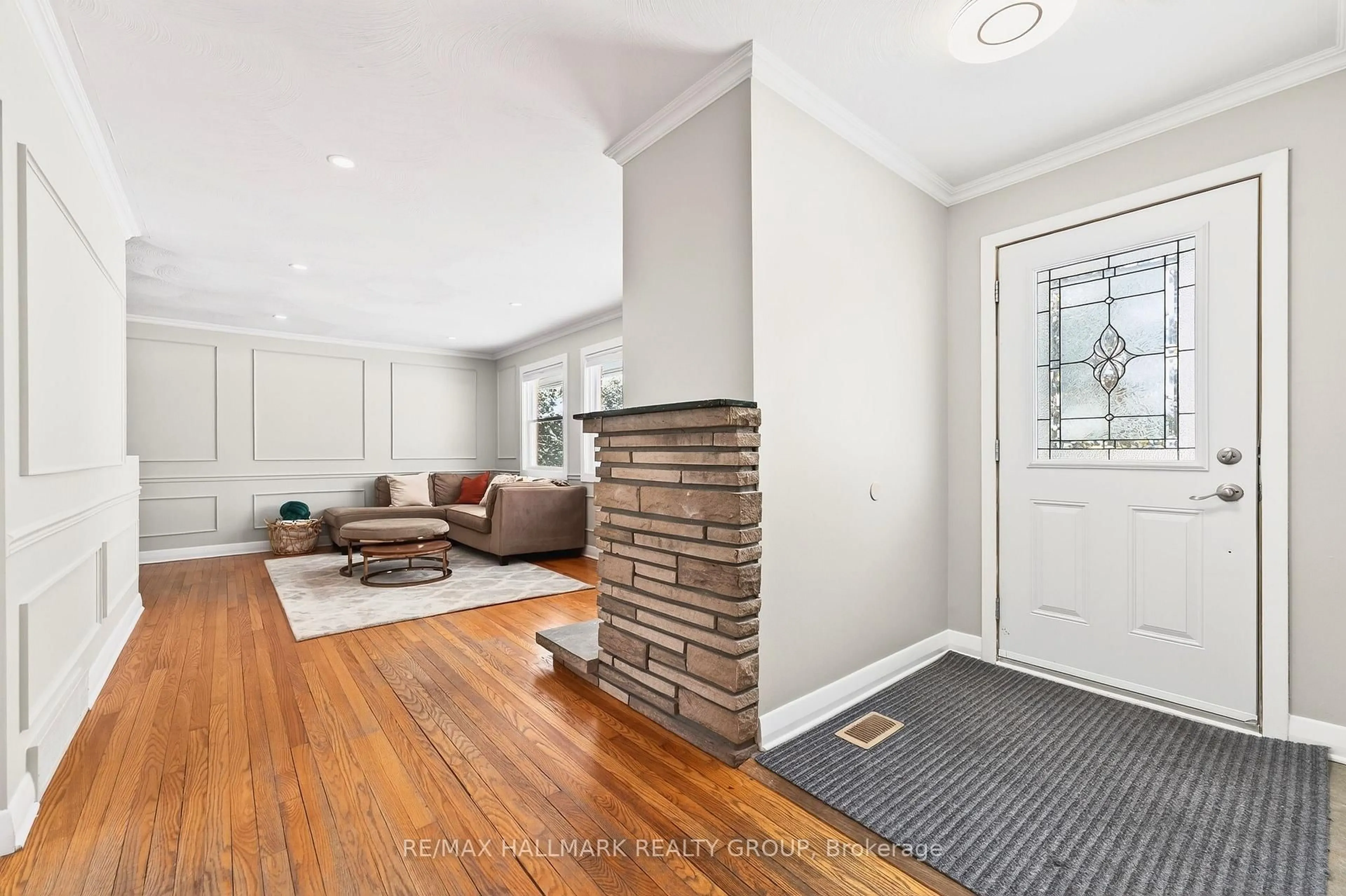 Indoor entryway for 48 Knoxdale Rd, Ottawa Ontario K2G 1A3