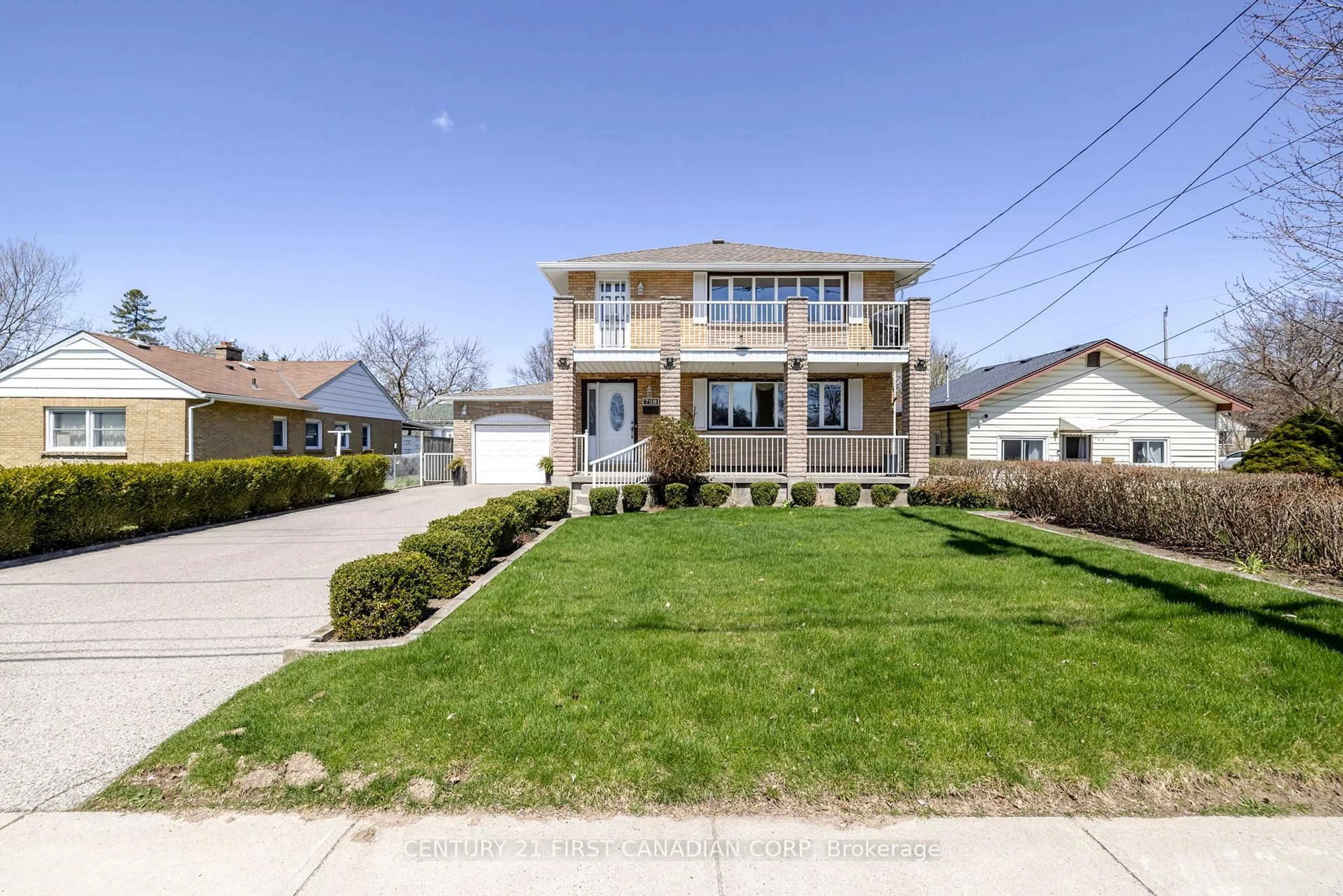 A pic from outside/outdoor area/front of a property/back of a property/a pic from drone, street for 758 Cheapside St, London East Ontario N5Y 3Y8