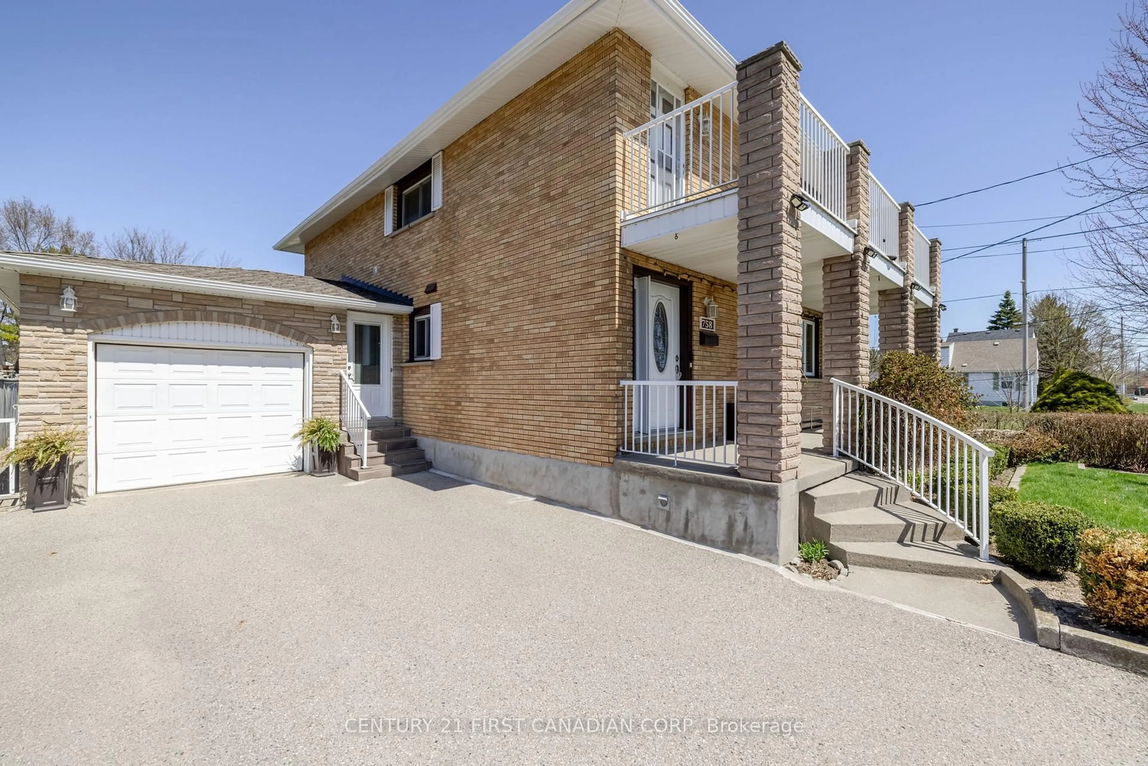 A pic from outside/outdoor area/front of a property/back of a property/a pic from drone, street for 758 Cheapside St, London East Ontario N5Y 3Y8