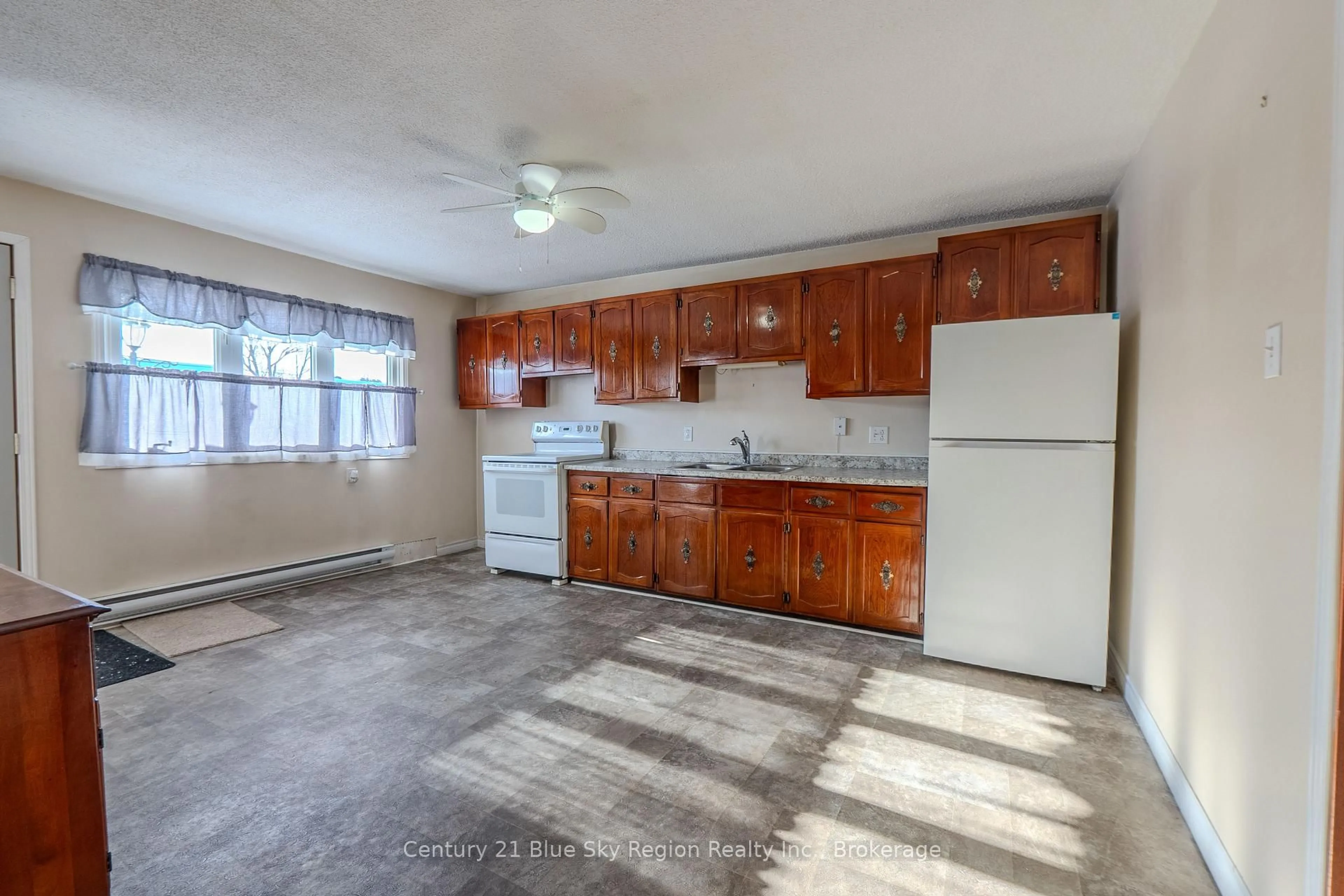 Standard kitchen, ceramic/tile floor for 572 Aberdeen Ave, North Bay Ontario P1B 7H7