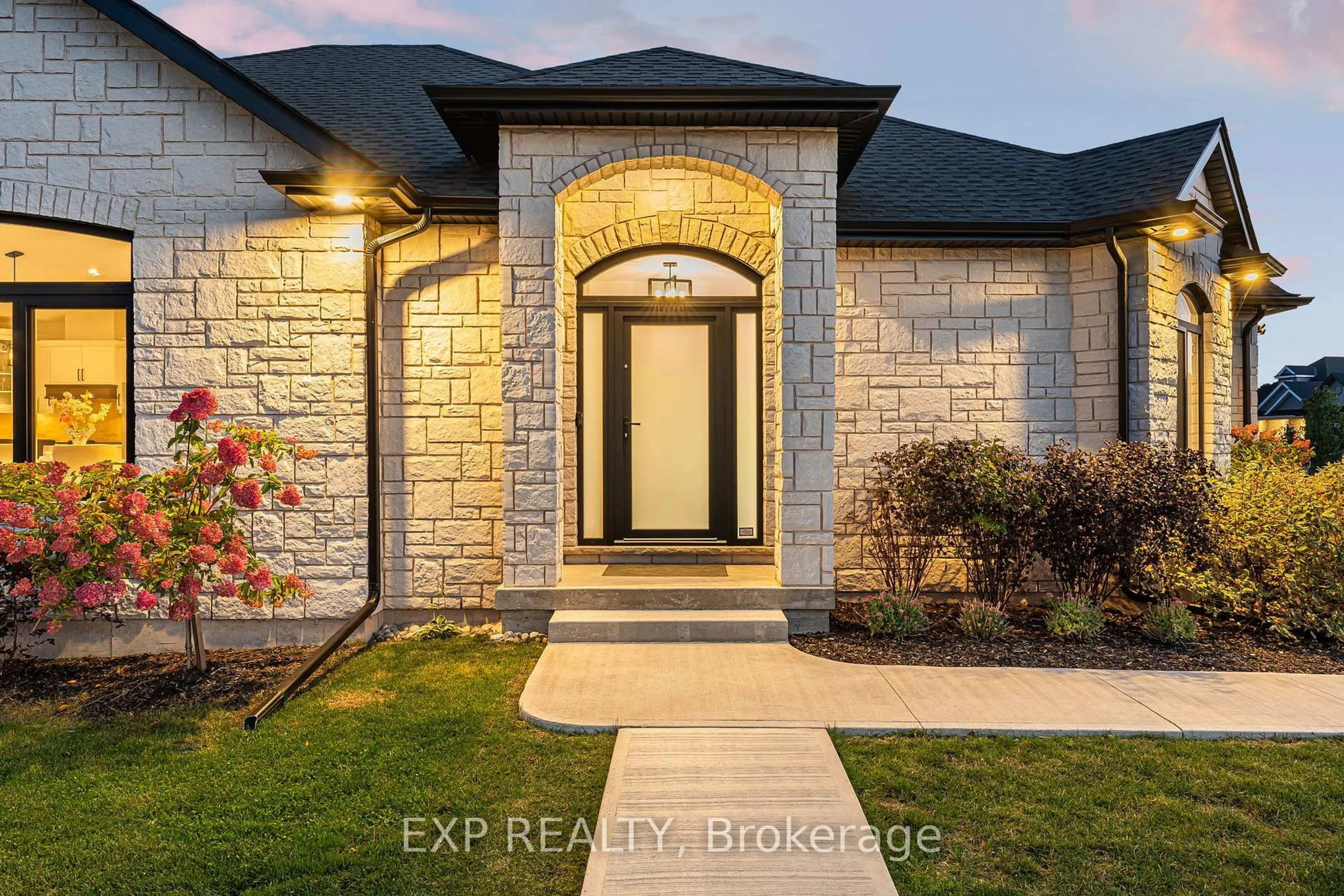 Indoor entryway for 4242 Village Creek Dr, Fort Erie Ontario L0S 1S0