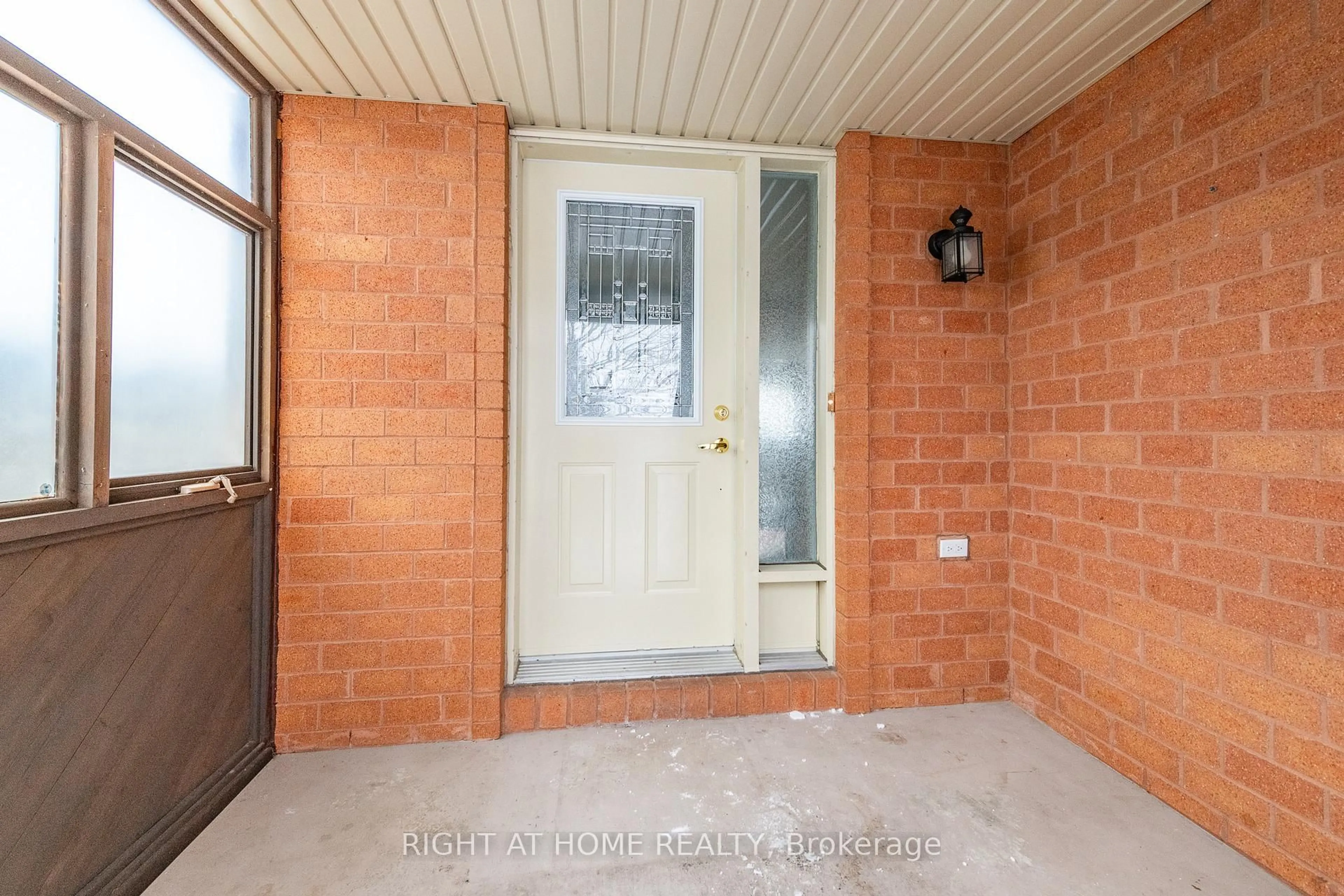 Indoor entryway for 2687 Sylvain St, Clarence-Rockland Ontario K4K 1V3