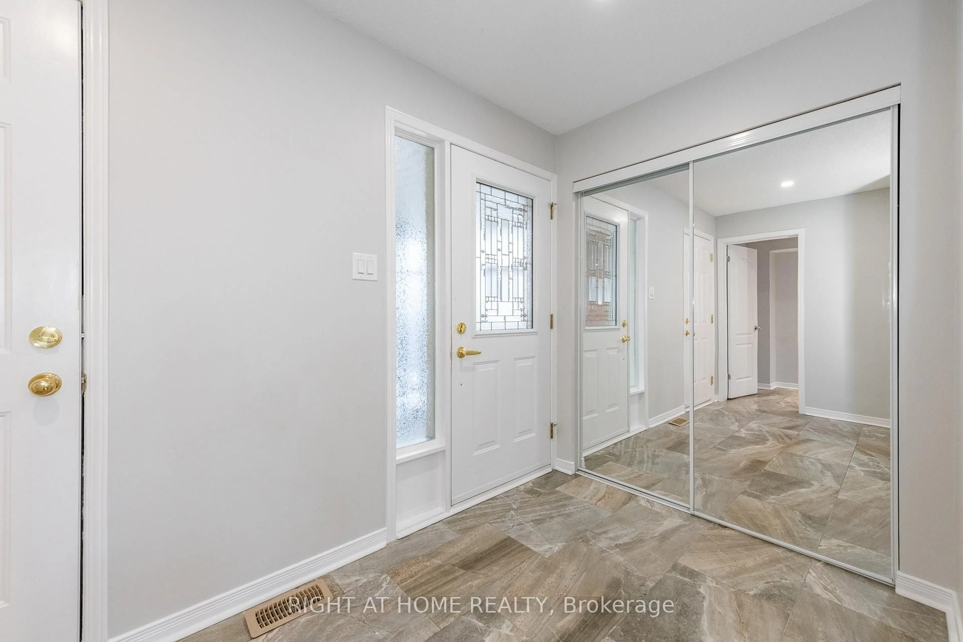 Indoor entryway for 2687 Sylvain St, Clarence-Rockland Ontario K4K 1V3