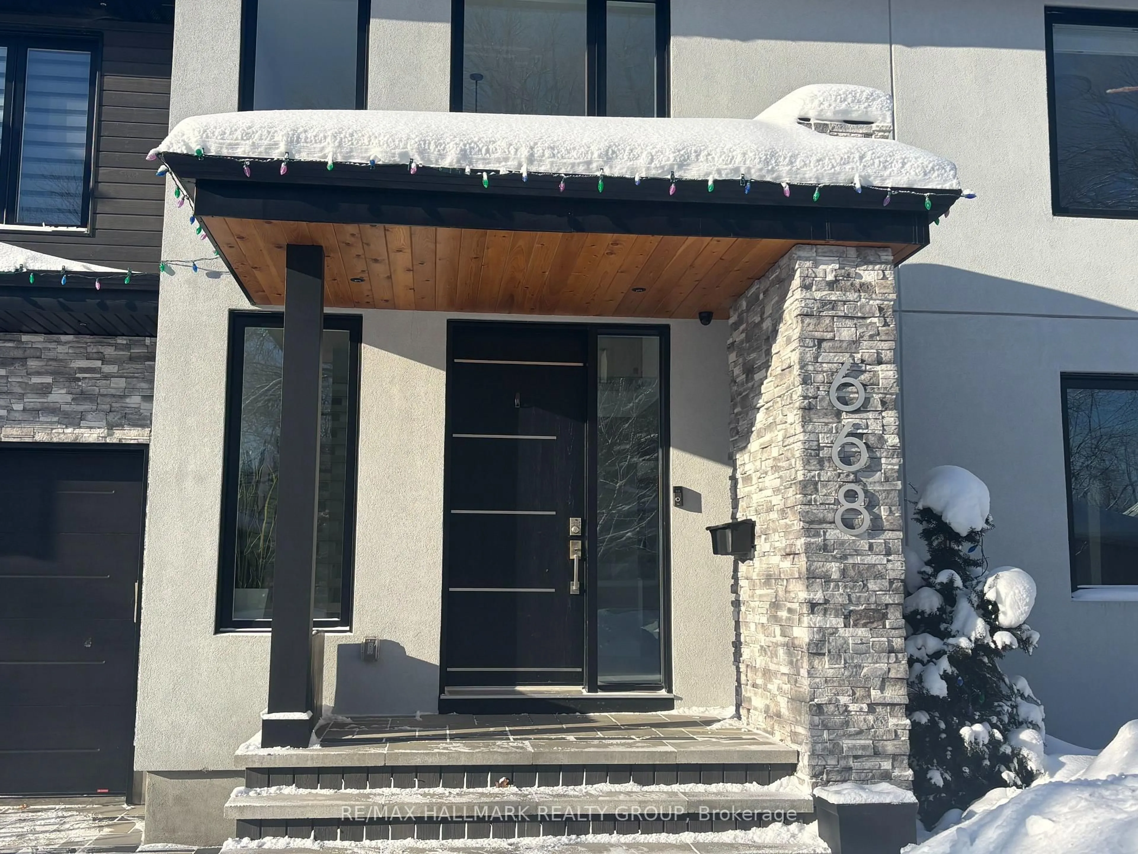 Indoor entryway for 668 Mansfield Ave, Ottawa Ontario K2A 2T6