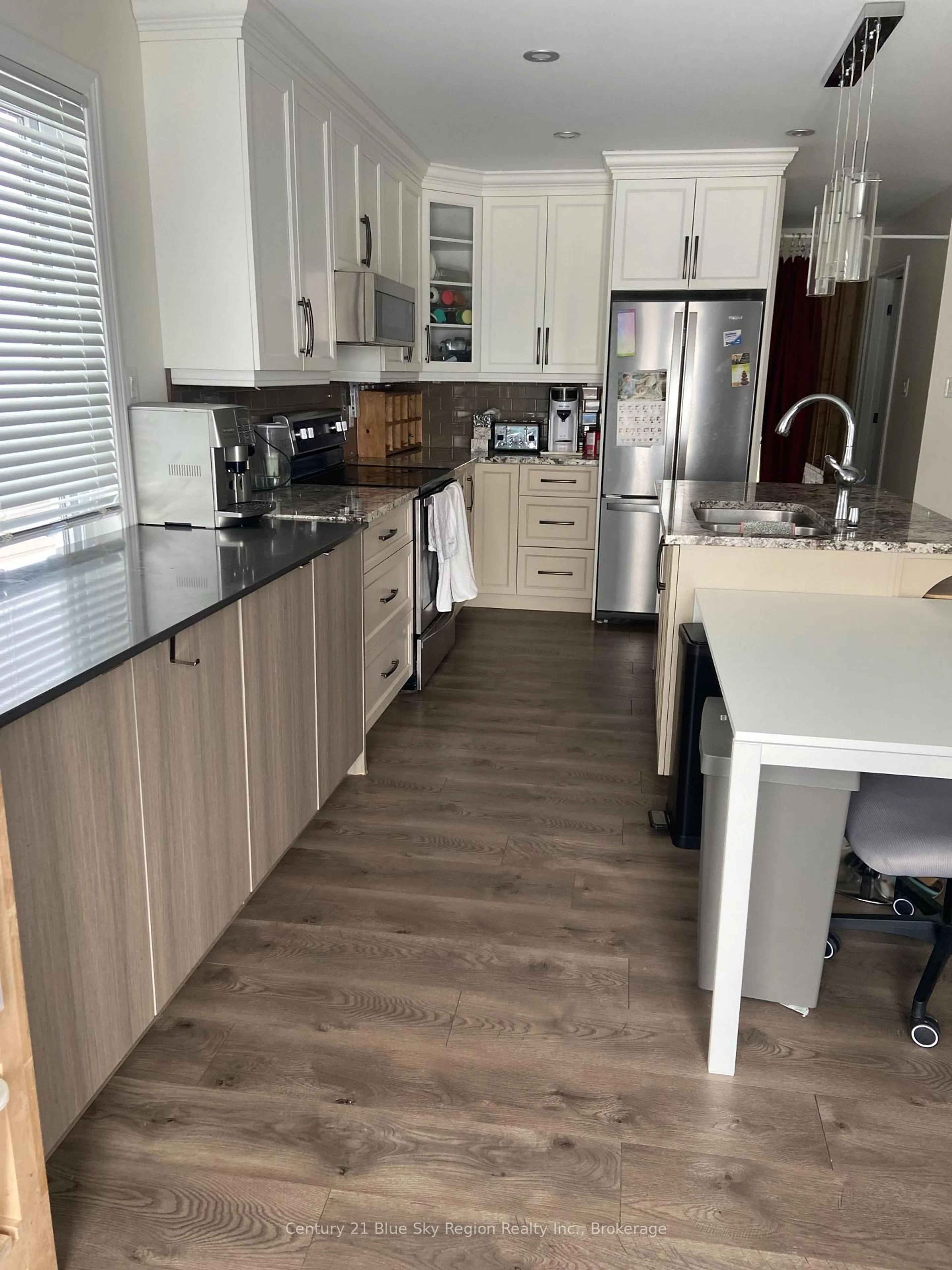 Open concept kitchen, wood/laminate floor for 253 Kingsway Ave, North Bay Ontario P1B 7V5