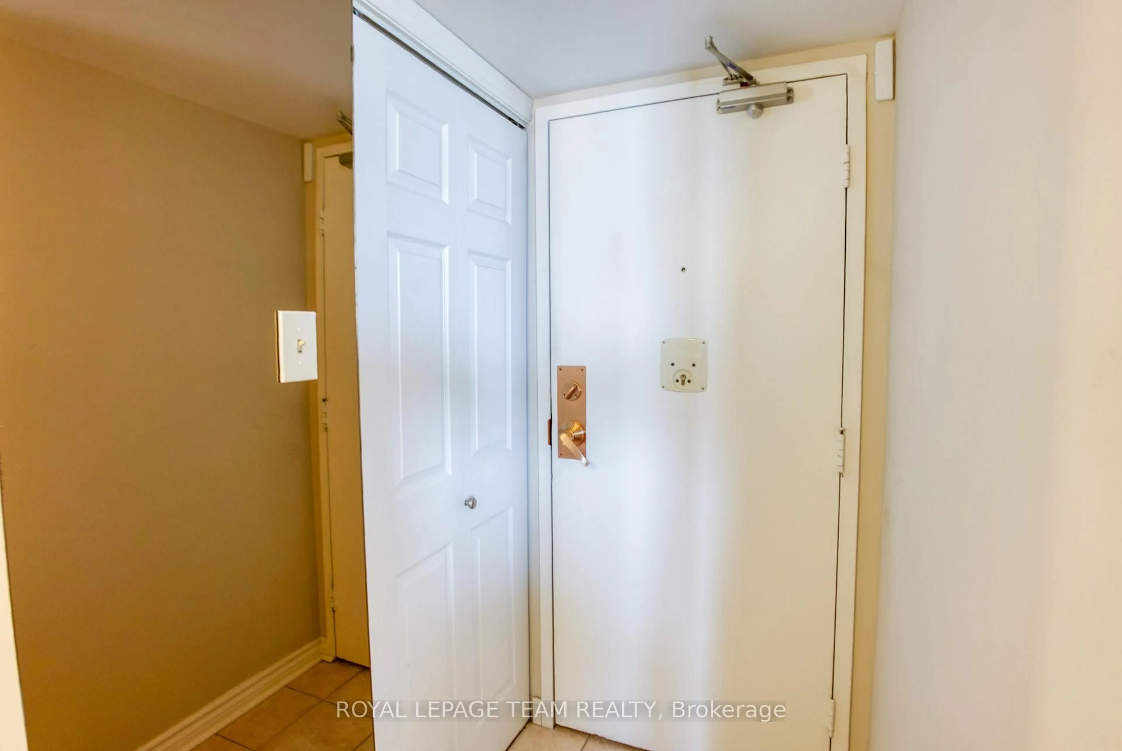 Indoor entryway for 1195 Richmond Rd #2006, Ottawa Ontario K2B 8E4