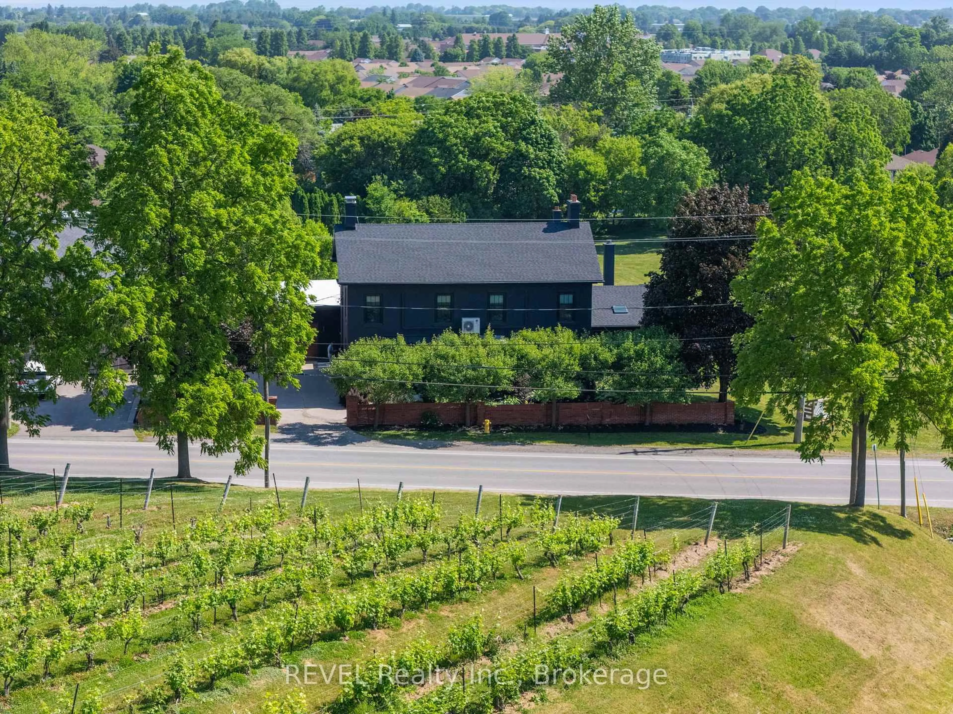 A pic from outside/outdoor area/front of a property/back of a property/a pic from drone, unknown for 3543 King St, Lincoln Ontario L0R 2C0