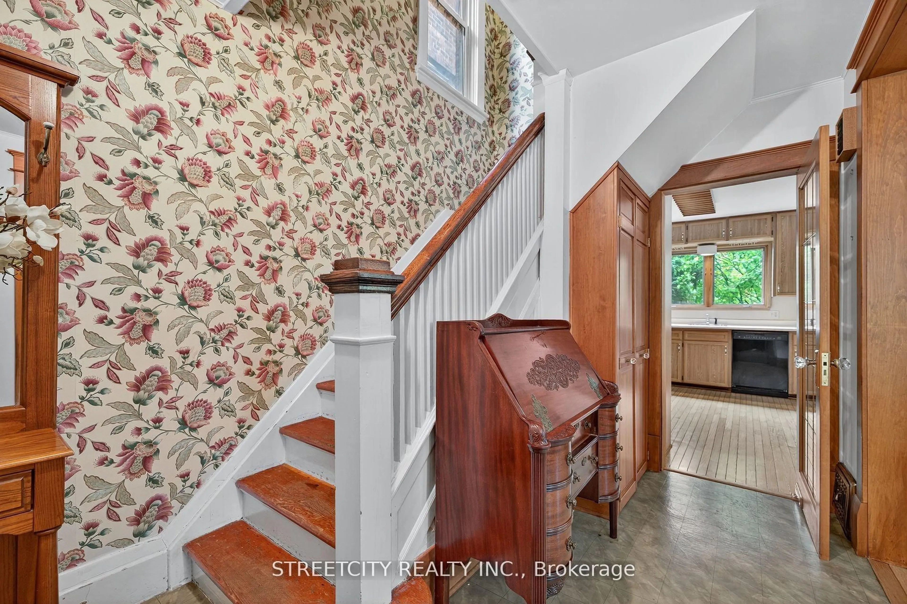 Indoor entryway for 947 Maitland St, London East Ontario N5Y 2X3