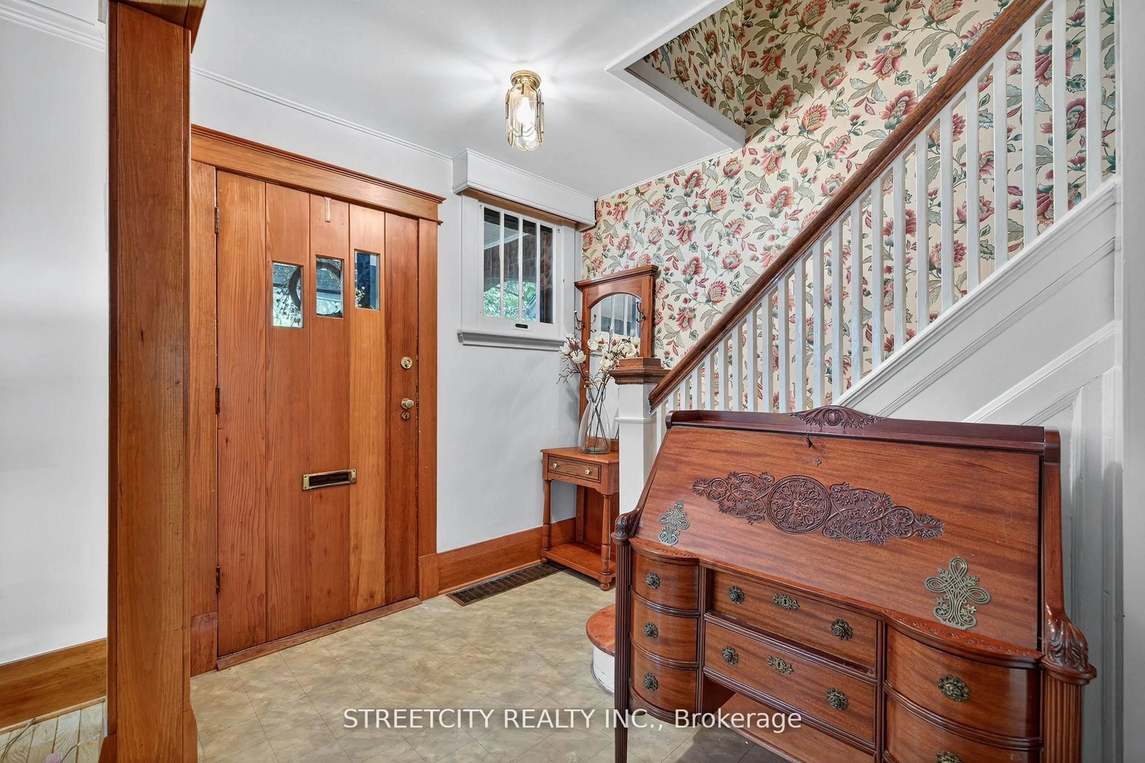 Indoor entryway for 947 Maitland St, London East Ontario N5Y 2X3