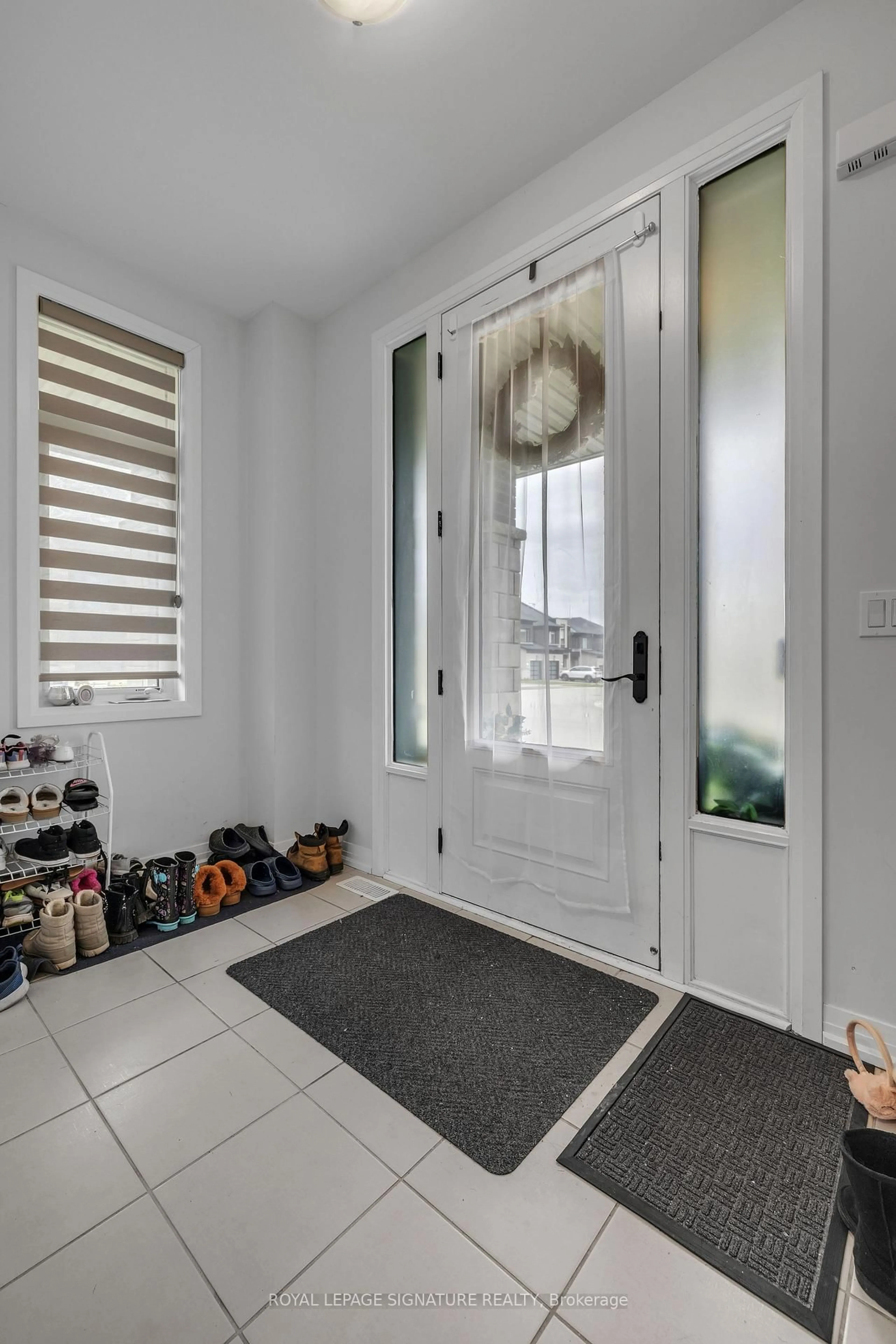 Indoor entryway for 1138 Edinburgh Dr, Woodstock Ontario N4T 0M3