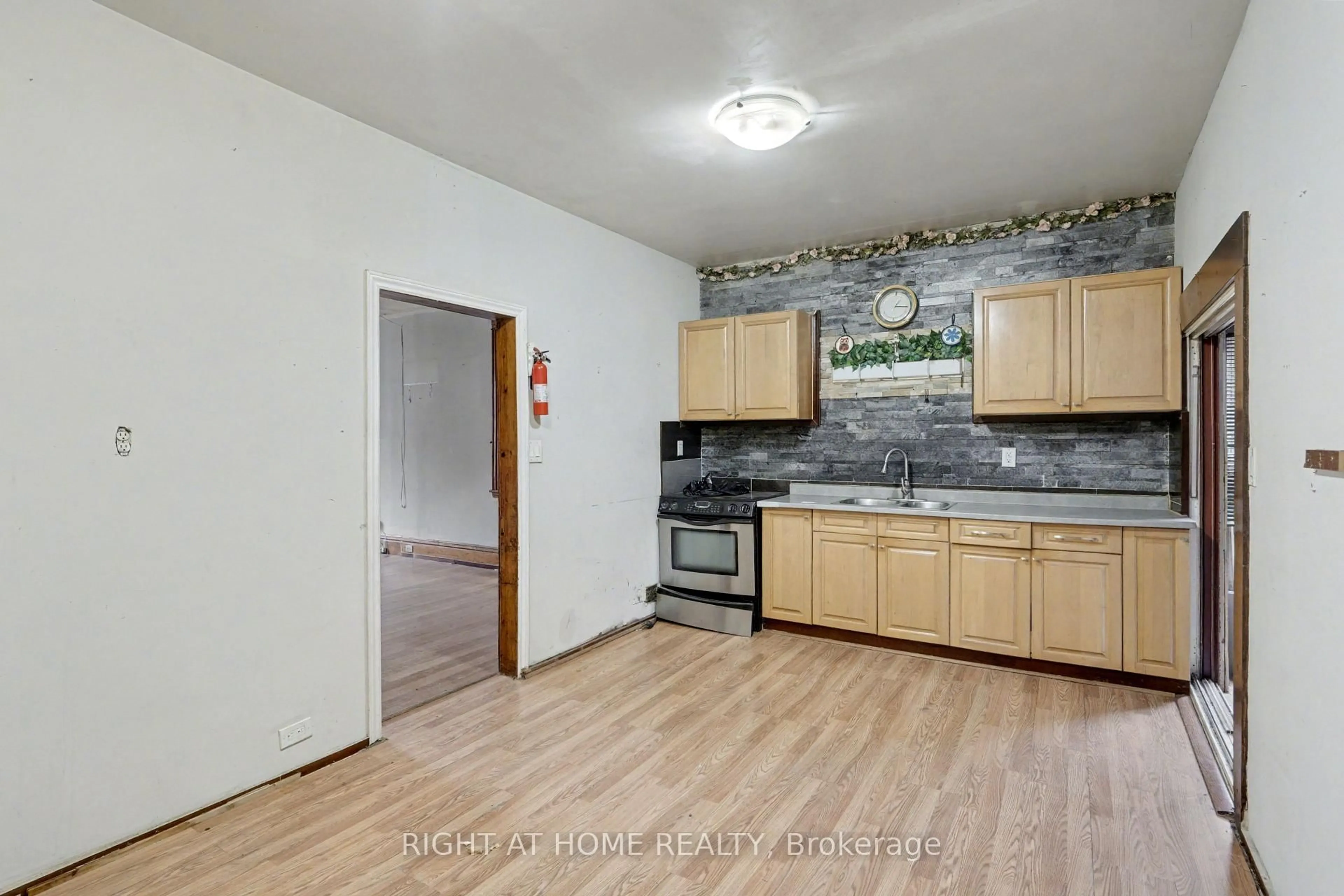 Unknown for 522 Cannon St, Hamilton Ontario L8L 2E8