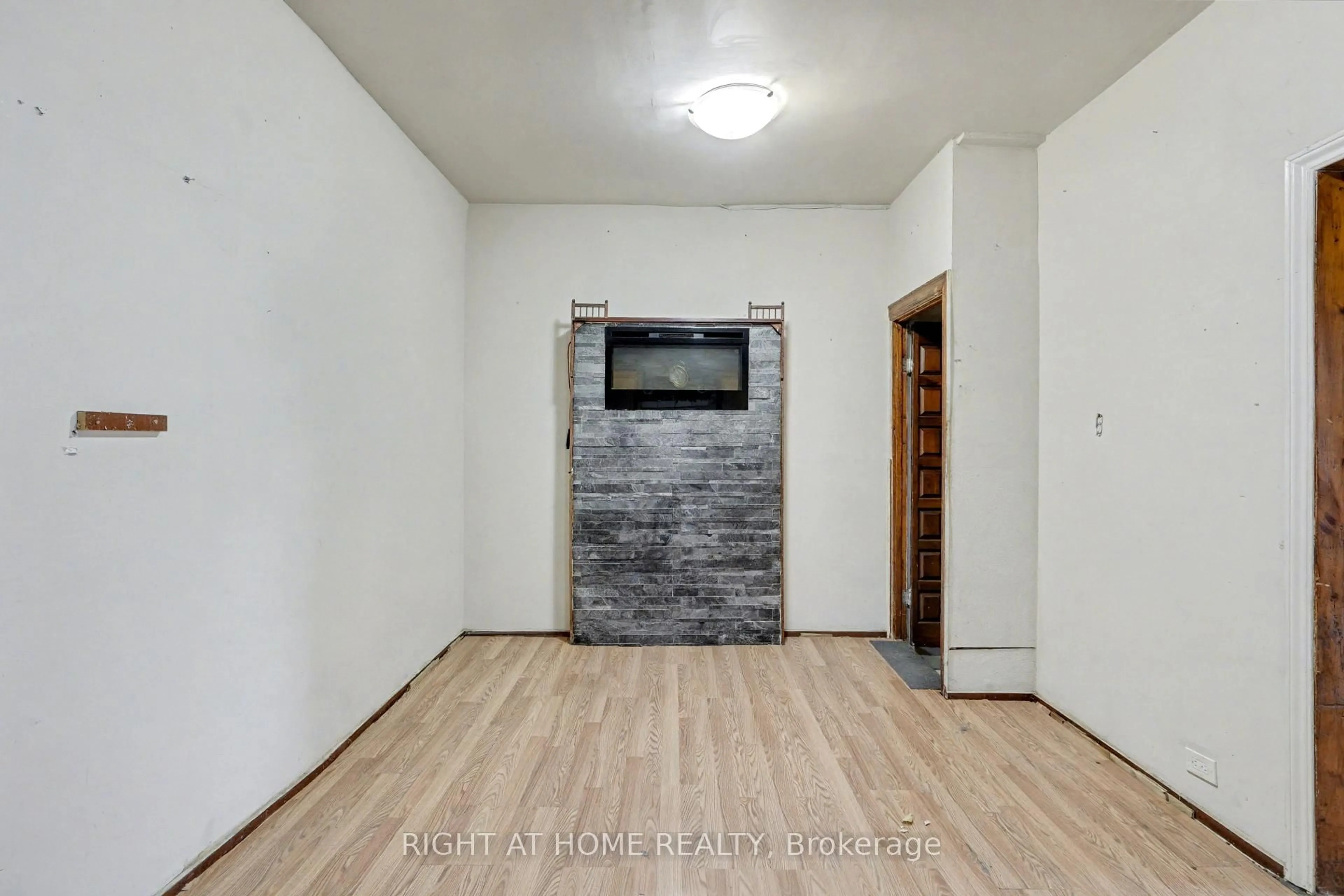 A pic of a room for 522 Cannon St, Hamilton Ontario L8L 2E8