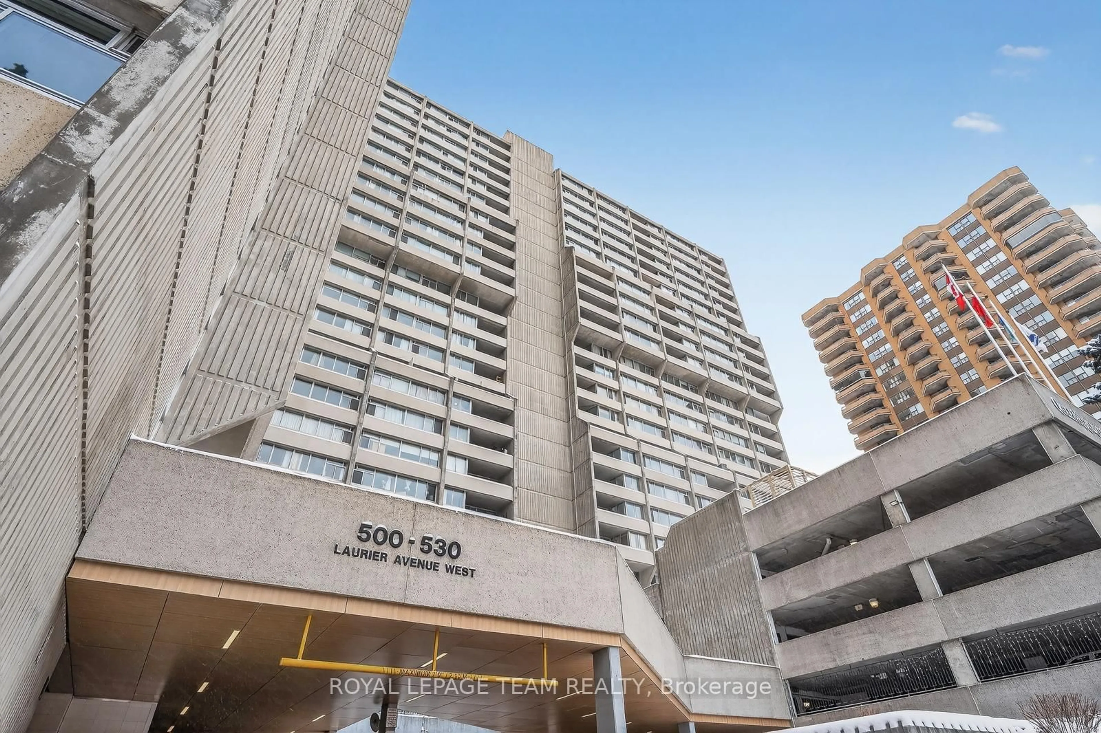Indoor foyer for 530 Laurier Ave #809, Ottawa Ontario K1R 7T1
