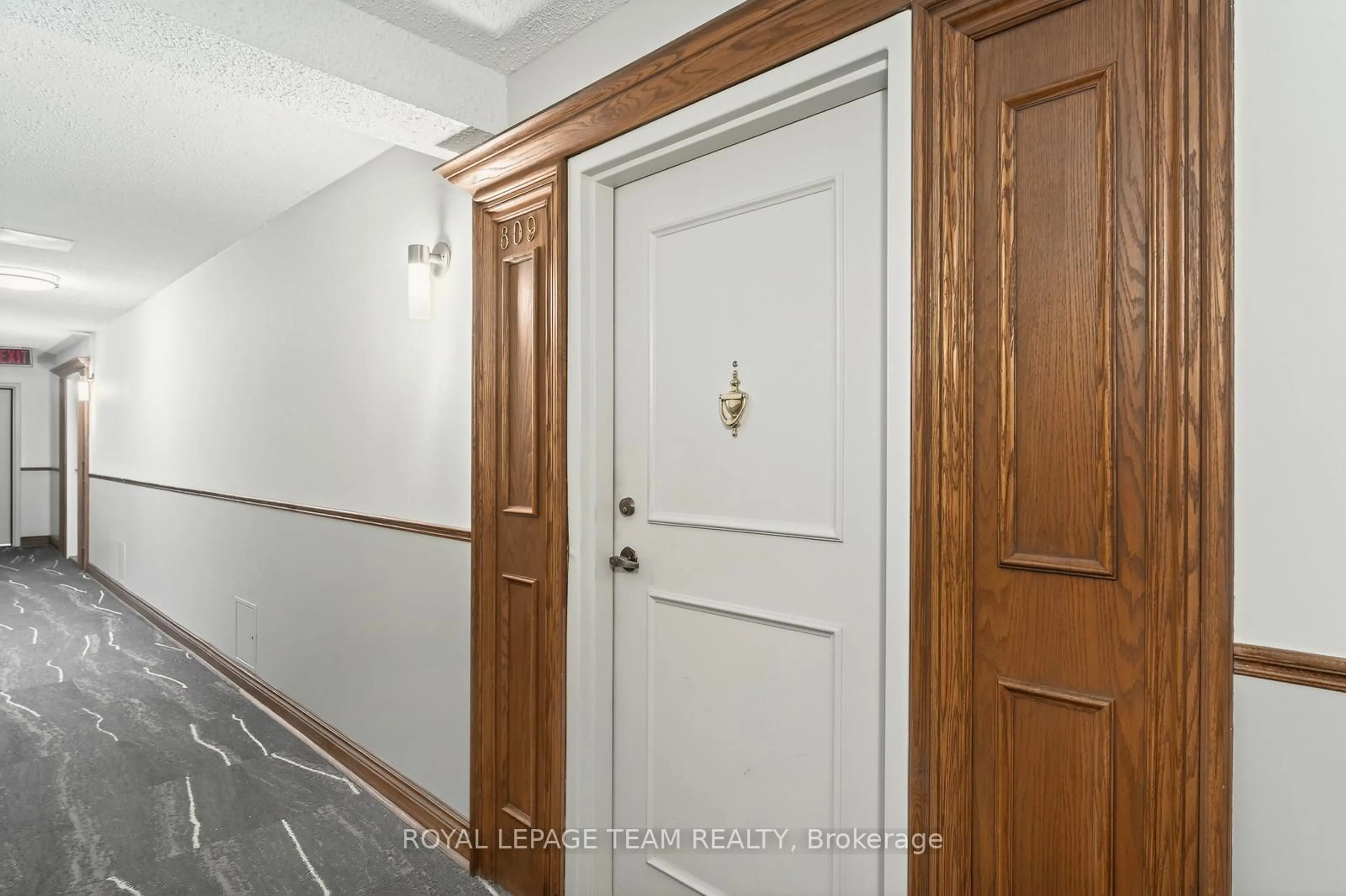 Indoor foyer for 530 Laurier Ave #809, Ottawa Ontario K1R 7T1