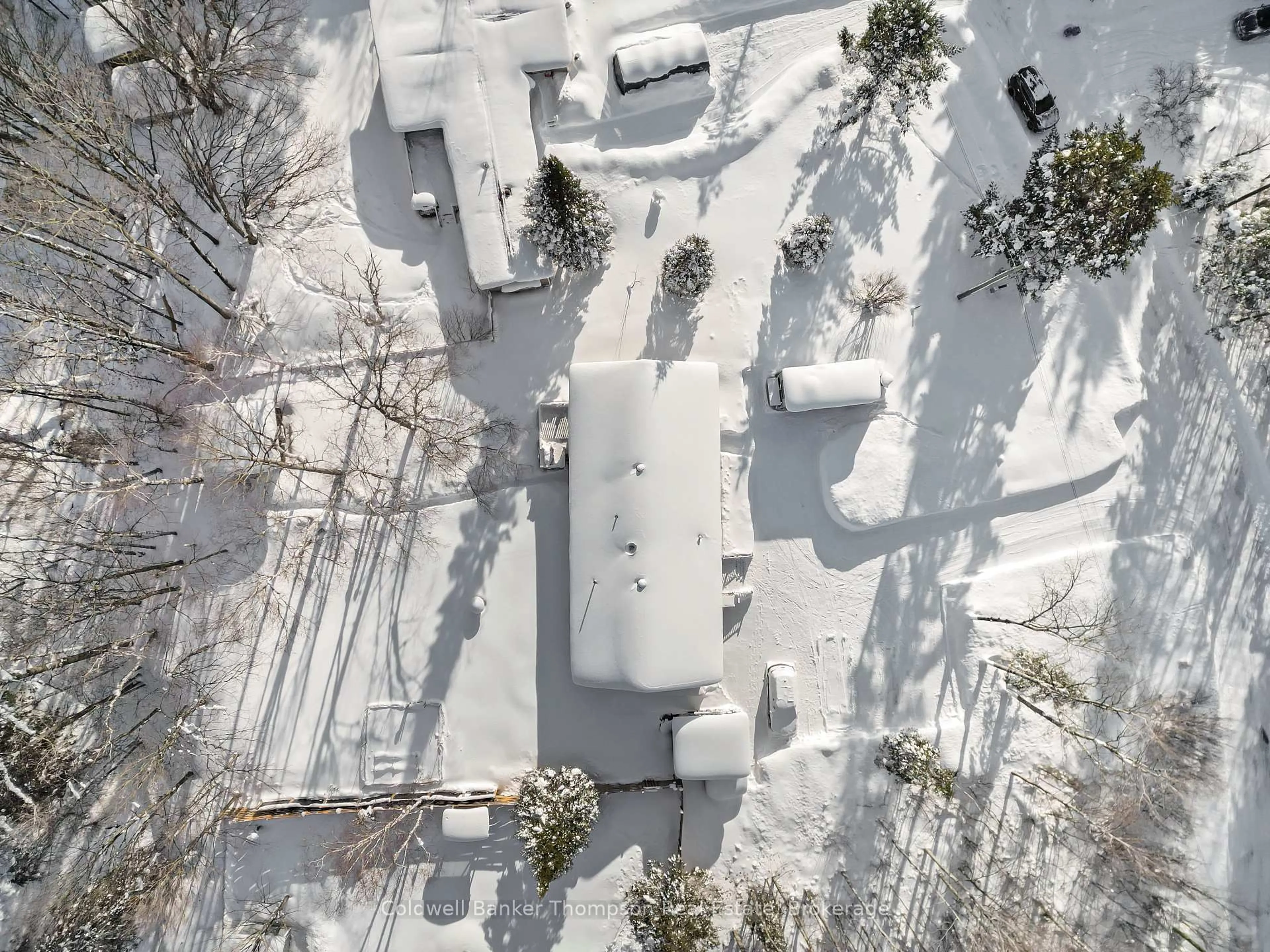 A pic from outside/outdoor area/front of a property/back of a property/a pic from drone, street for 1 Fox Run Lane, Huntsville Ontario P1H 1E3